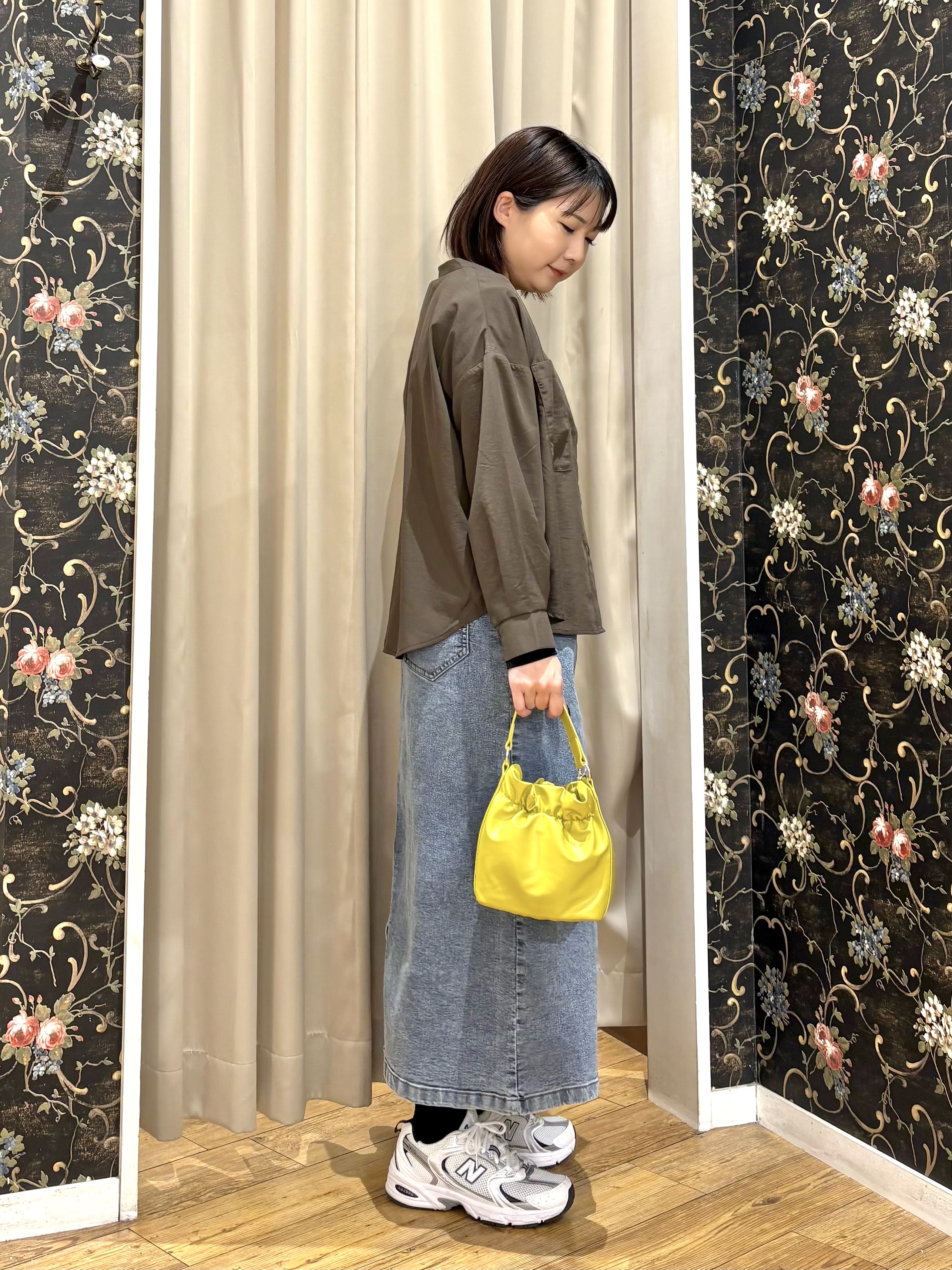 ネリさんの「SHOO･LA･RUE｜【洗濯後しわになりにくい/S-LL】こなれ見え ゆるっと キーネック金ボタンポケットシャツ」を使ったコーディネート