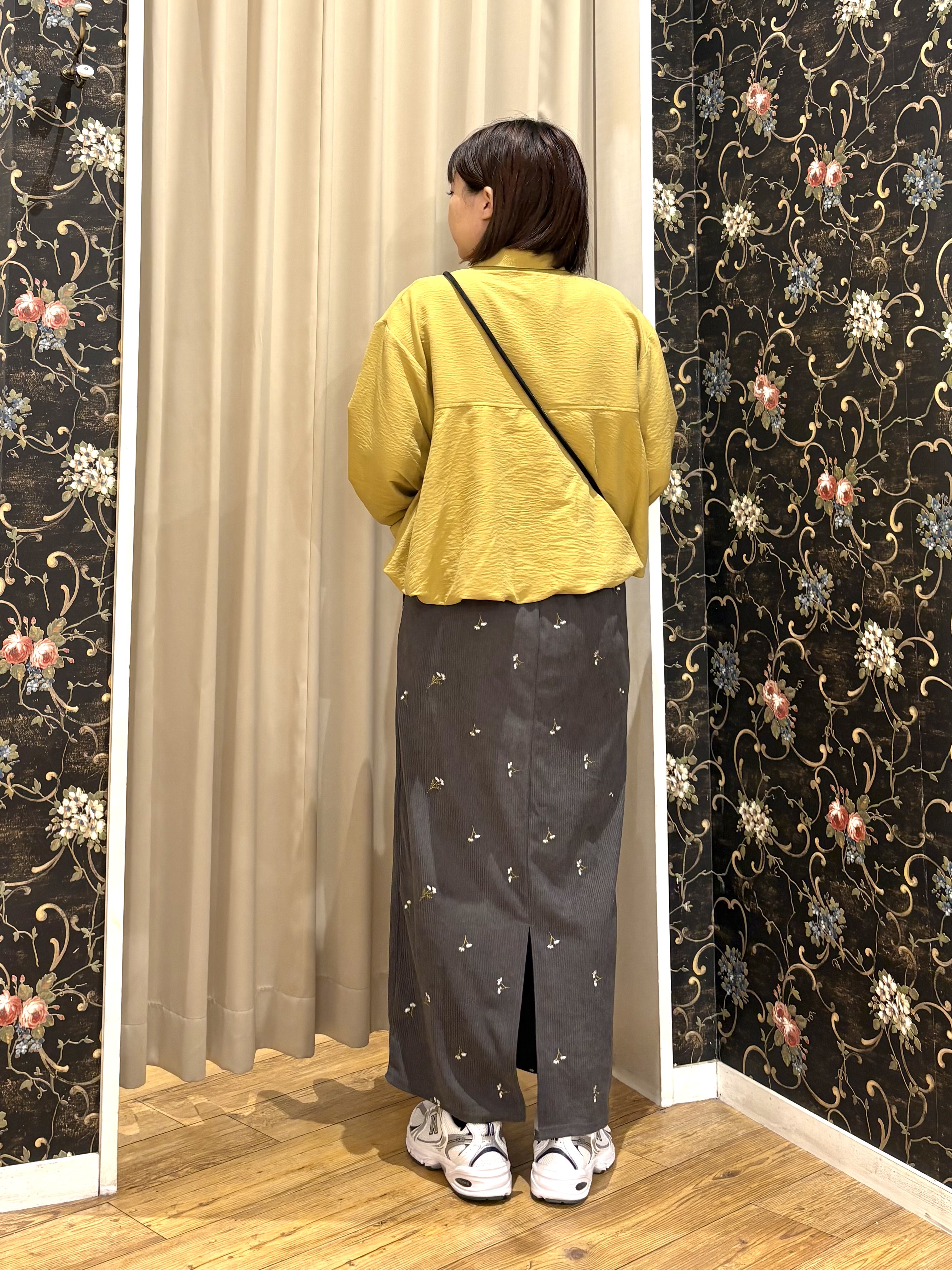 ネリさんの「SHOO･LA･RUE｜【S-LL/洗濯機可】インせず即こなれる 裾バルーンシャツ」を使ったコーディネート