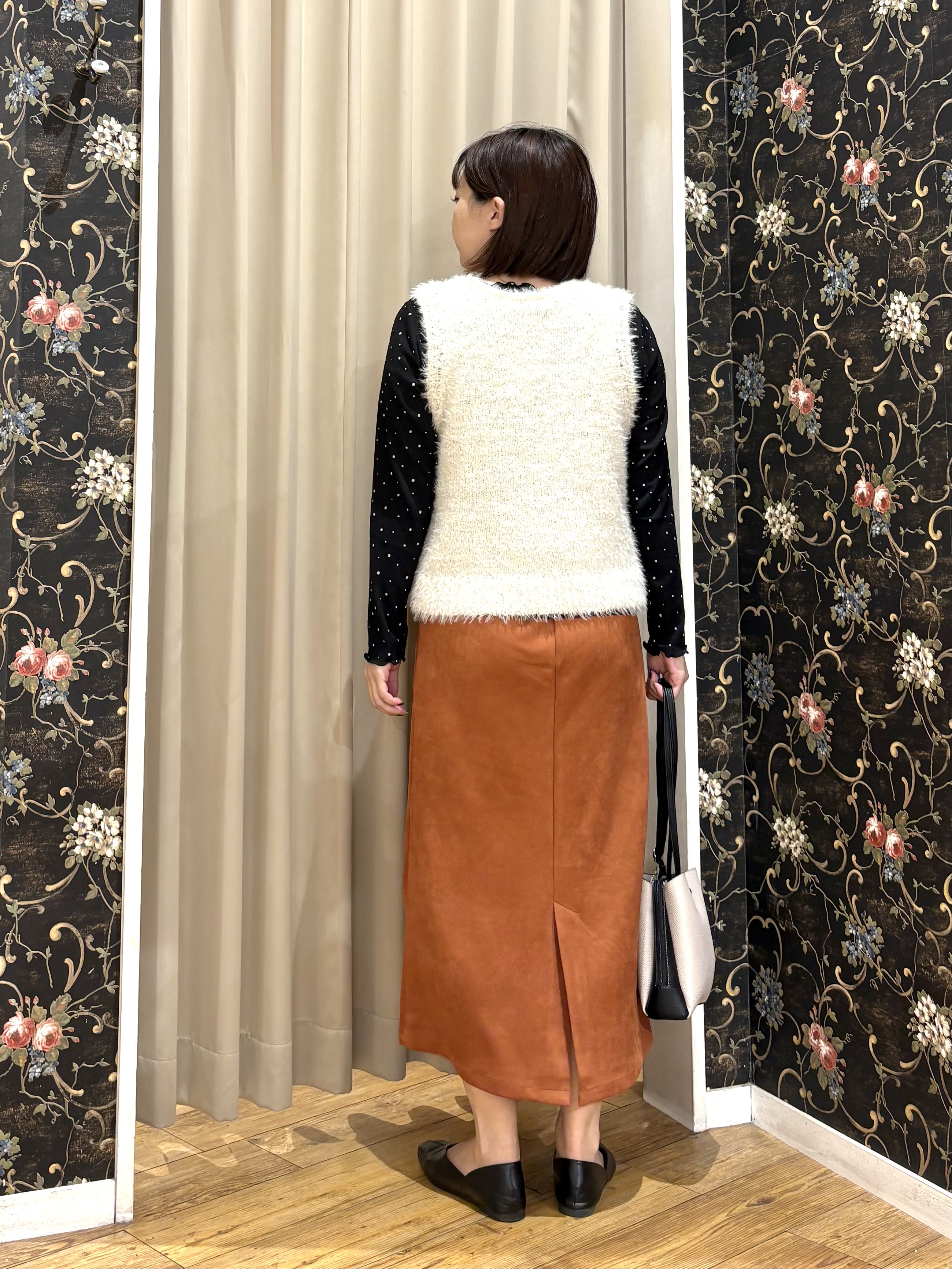 ネリさんの「SHOO･LA･RUE｜【洗濯機可】重ねるだけで華やかに。ポンポンシャギーベスト」を使ったコーディネート