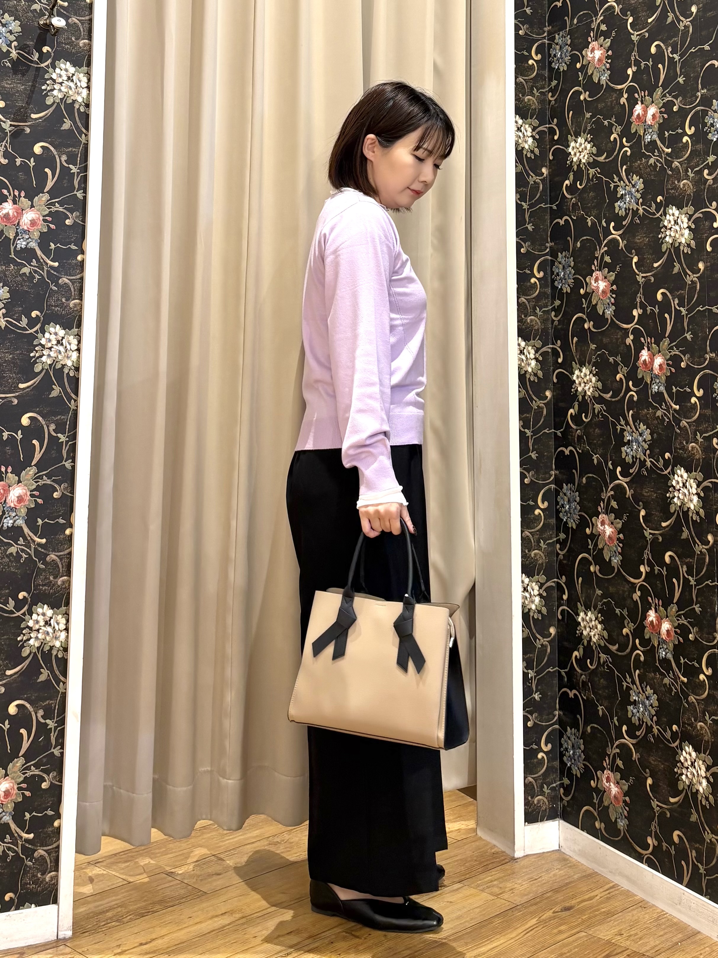ネリさんの「SHOO･LA･RUE｜【S-LL/洗濯機可】お顔回りがすっきり見える やわらか浅Vネックニット」を使ったコーディネート
