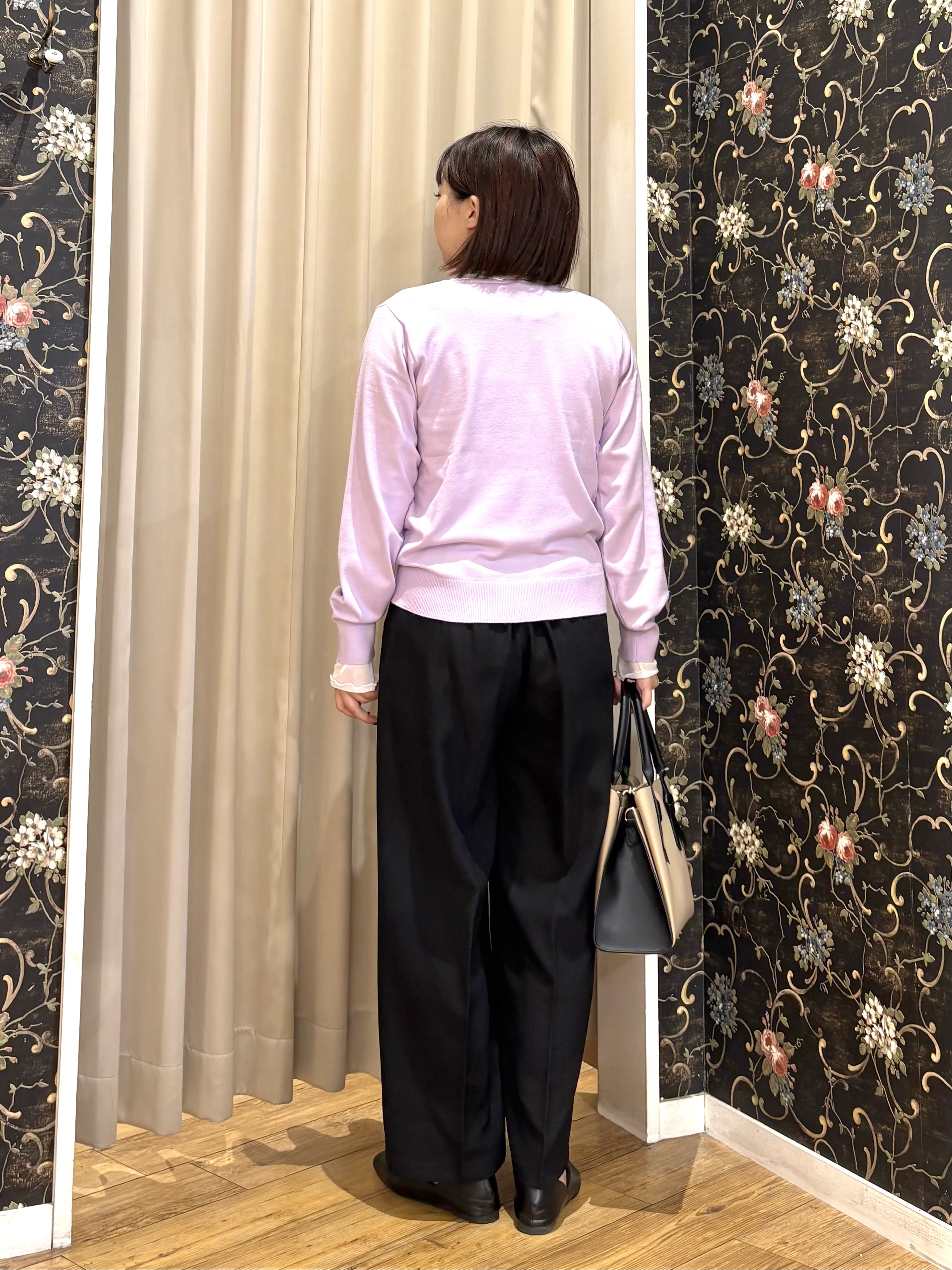 ネリさんの「SHOO･LA･RUE｜【S-LL/洗濯機可】お顔回りがすっきり見える やわらか浅Vネックニット」を使ったコーディネート