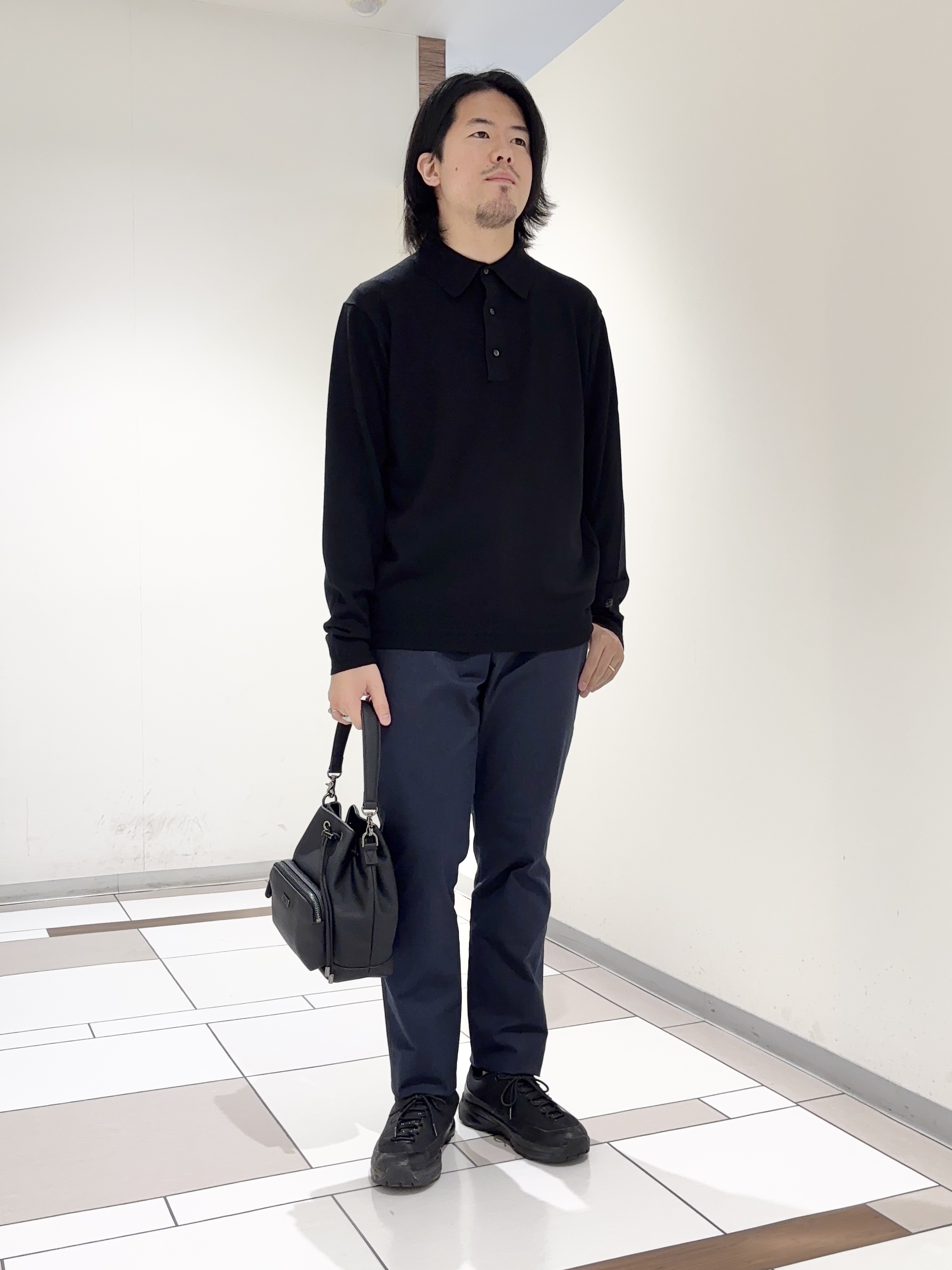 及川さんの「TAKEO KIKUCHI｜レーヨン ニット ポロシャツ」を使ったコーディネート