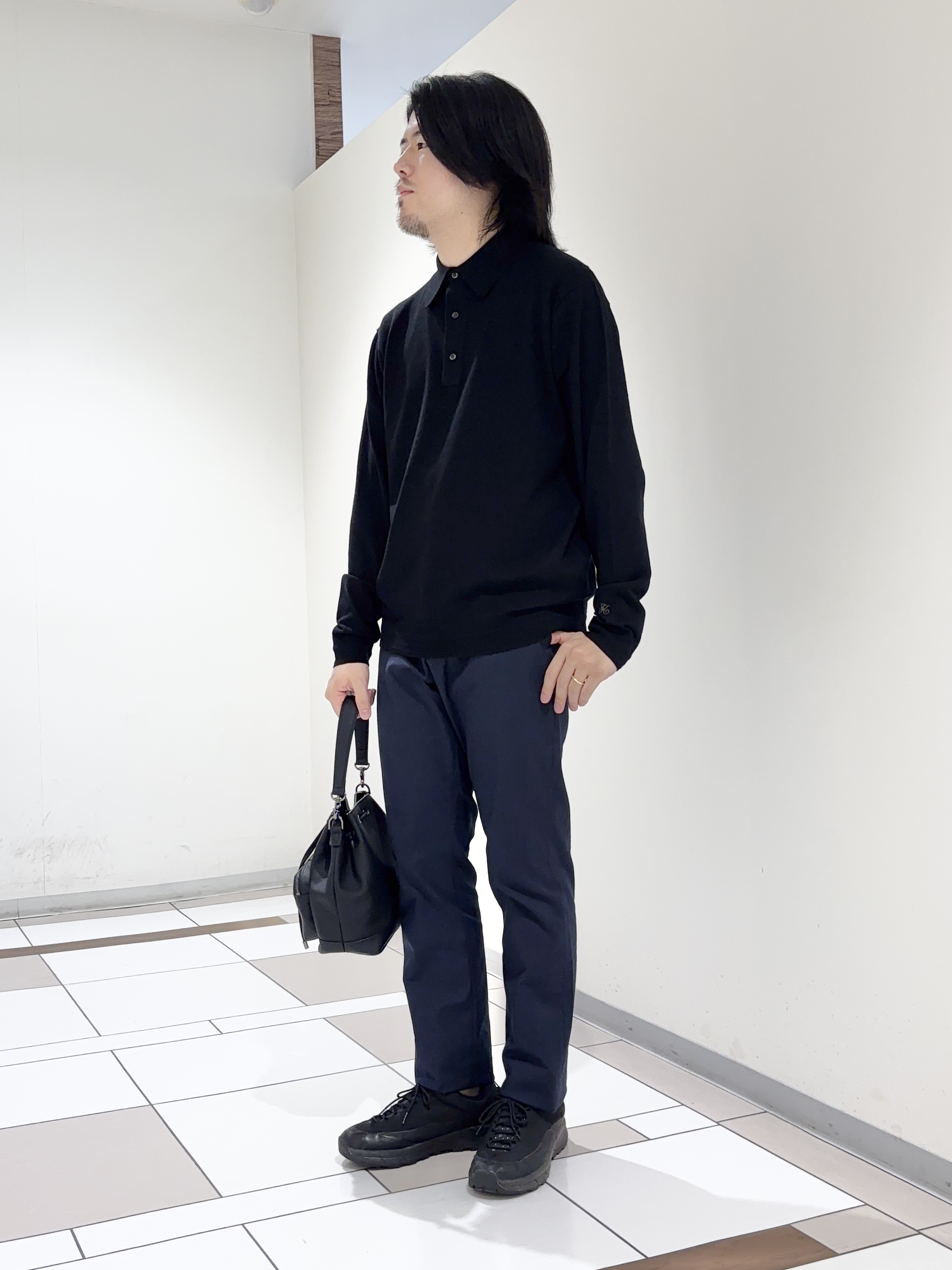 及川さんの「TAKEO KIKUCHI｜レーヨン ニット ポロシャツ」を使ったコーディネート