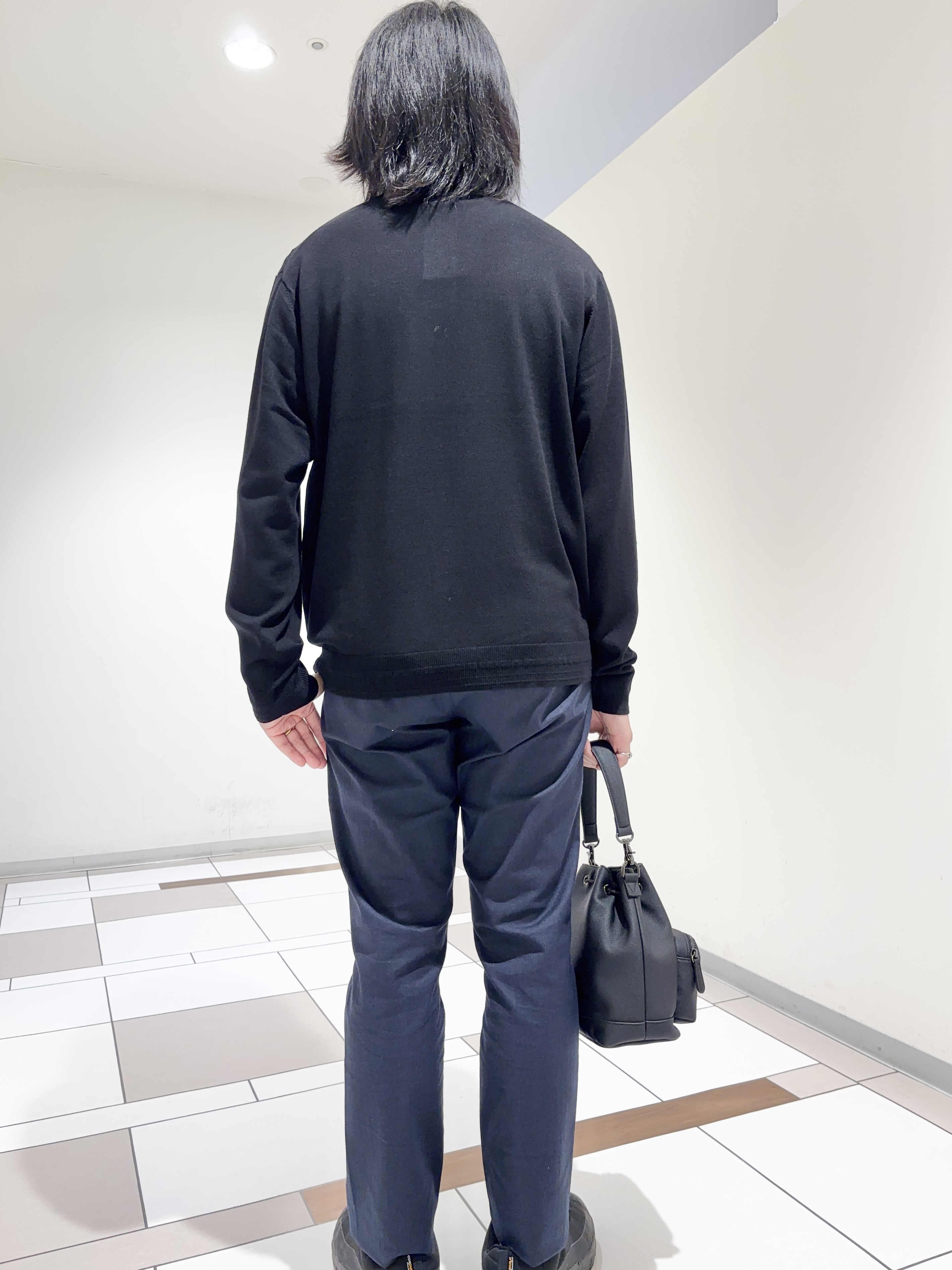 及川さんの「TAKEO KIKUCHI｜レーヨン ニット ポロシャツ」を使ったコーディネート