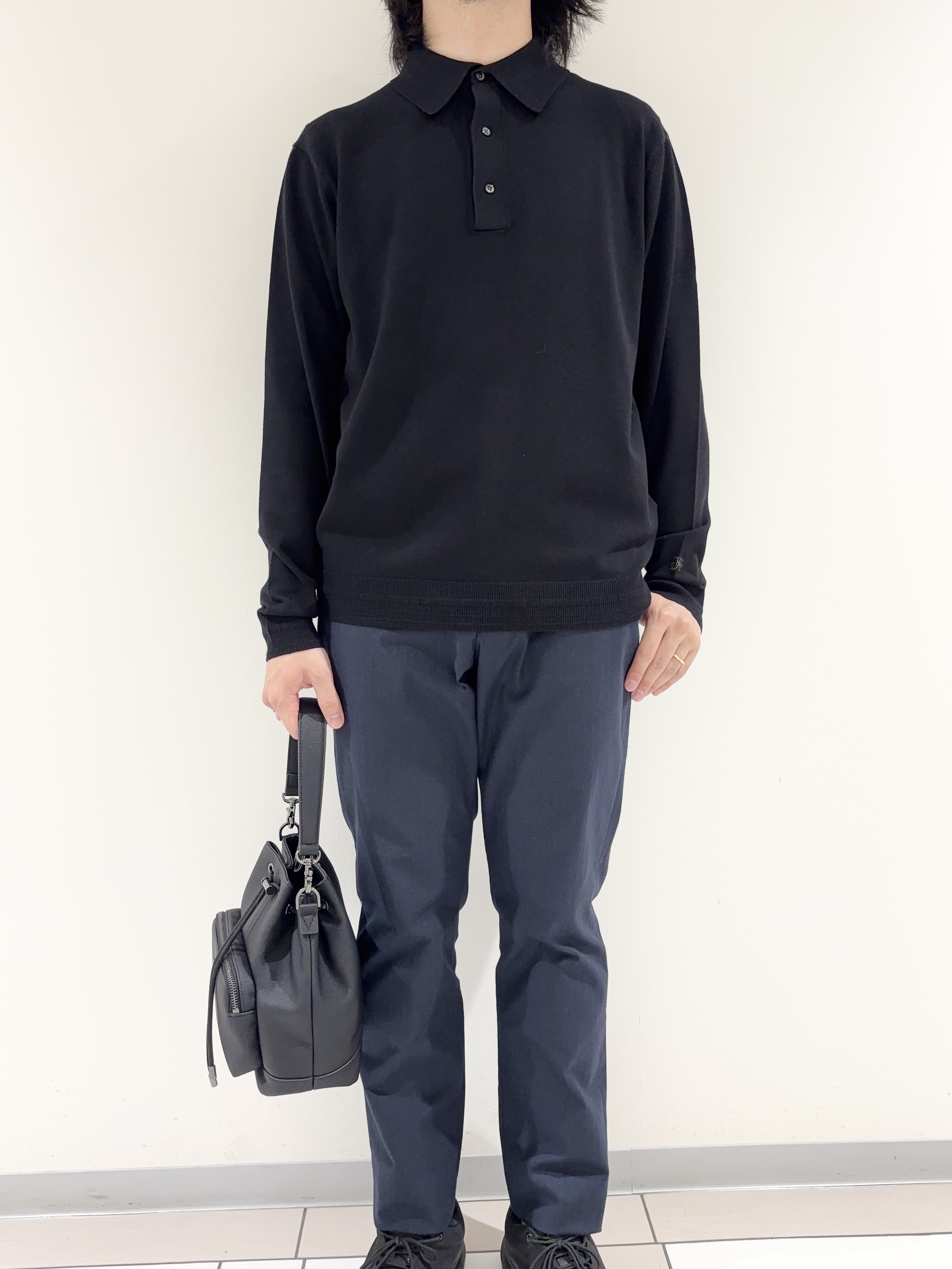 及川さんの「TAKEO KIKUCHI｜レーヨン ニット ポロシャツ」を使ったコーディネート