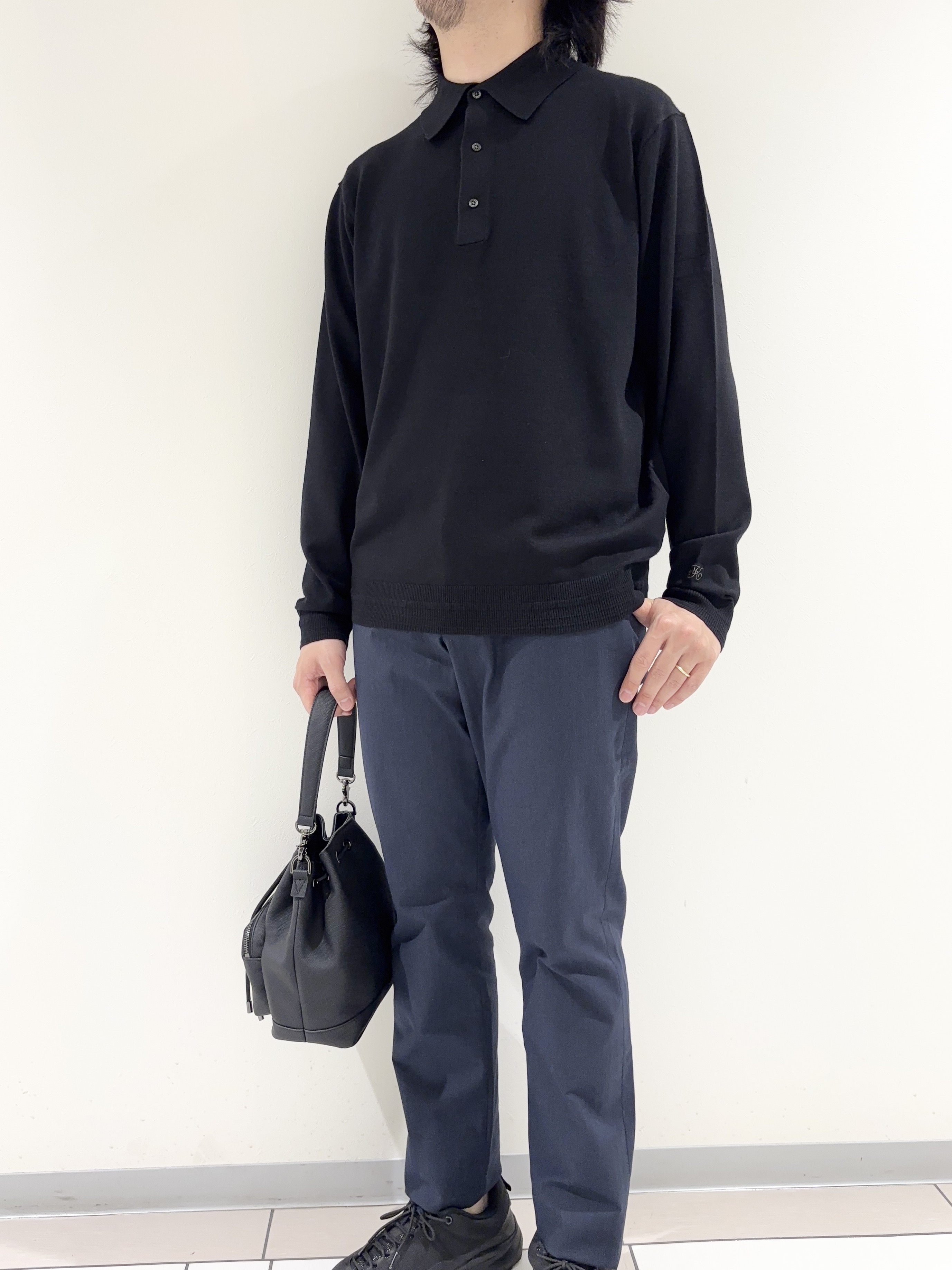 及川さんの「TAKEO KIKUCHI｜レーヨン ニット ポロシャツ」を使ったコーディネート