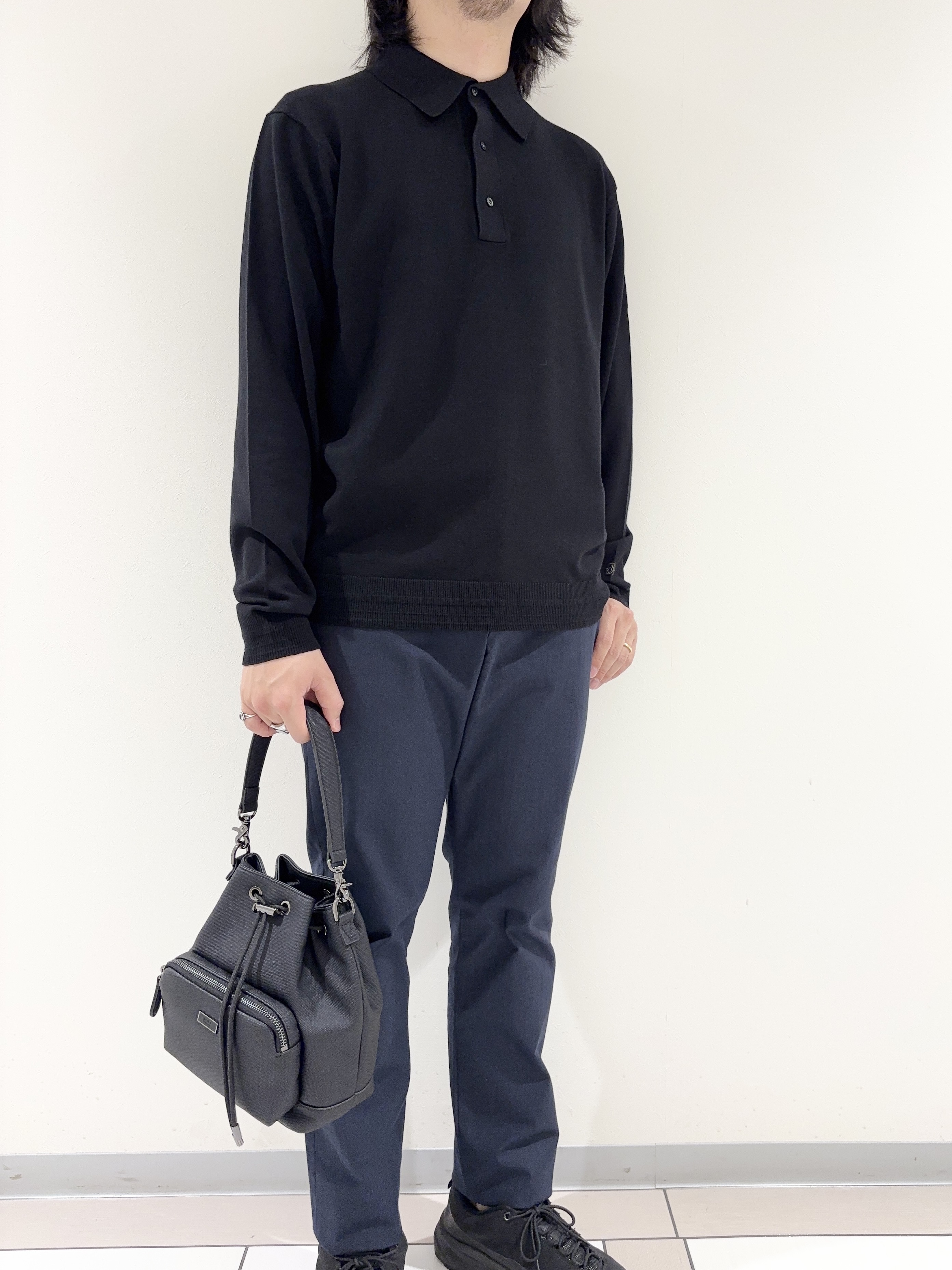 及川さんの「TAKEO KIKUCHI｜レーヨン ニット ポロシャツ」を使ったコーディネート