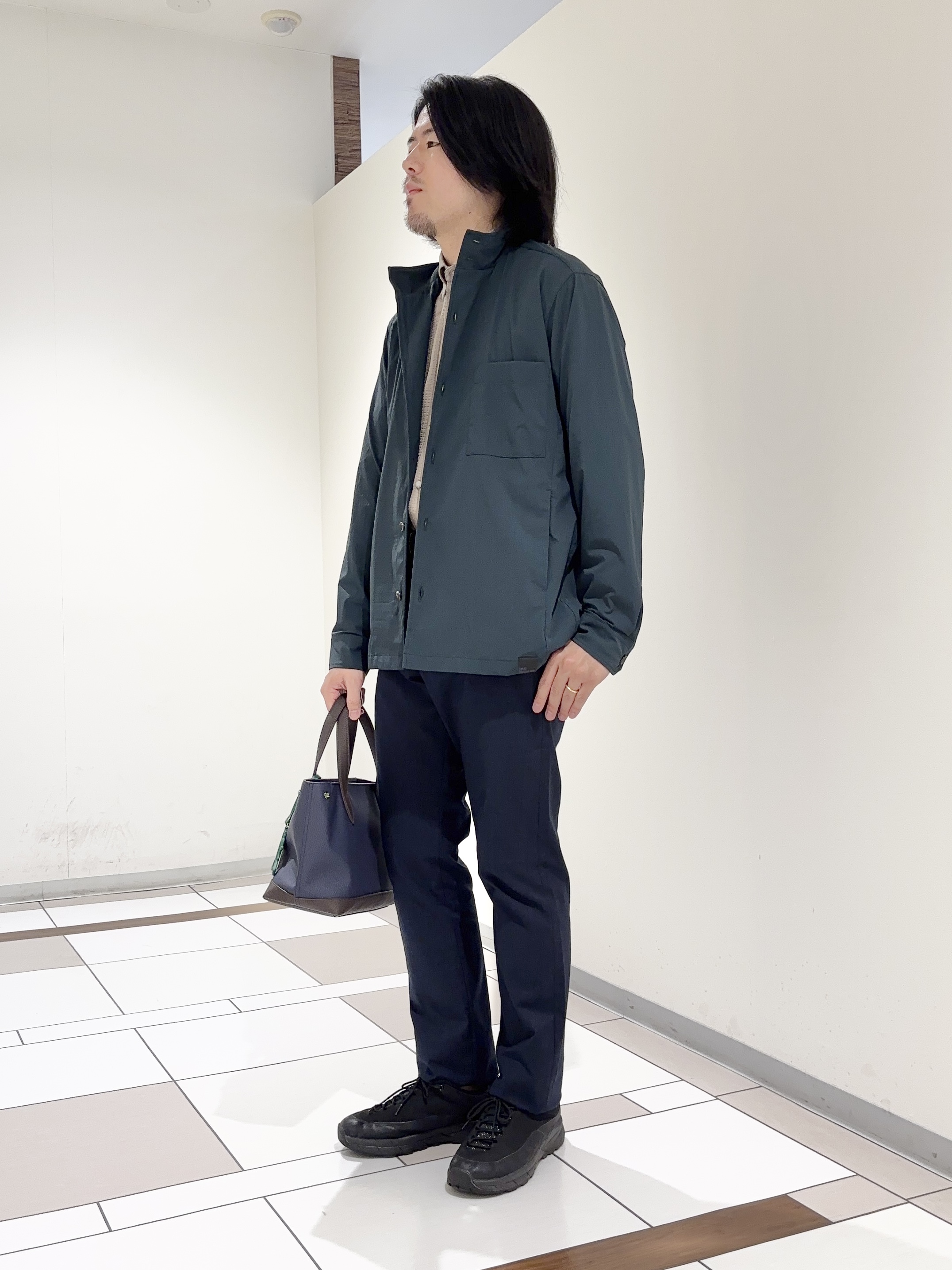 及川さんの「TAKEO KIKUCHI｜3Dナイロンストレッチ　スタンドカラーブルゾン」を使ったコーディネート