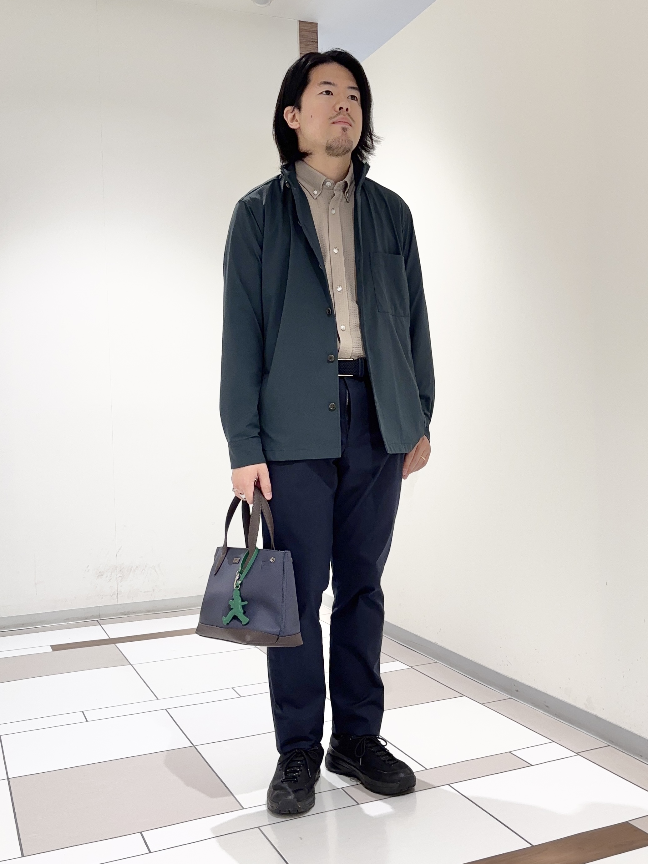 及川さんの「TAKEO KIKUCHI｜3Dナイロンストレッチ　スタンドカラーブルゾン」を使ったコーディネート