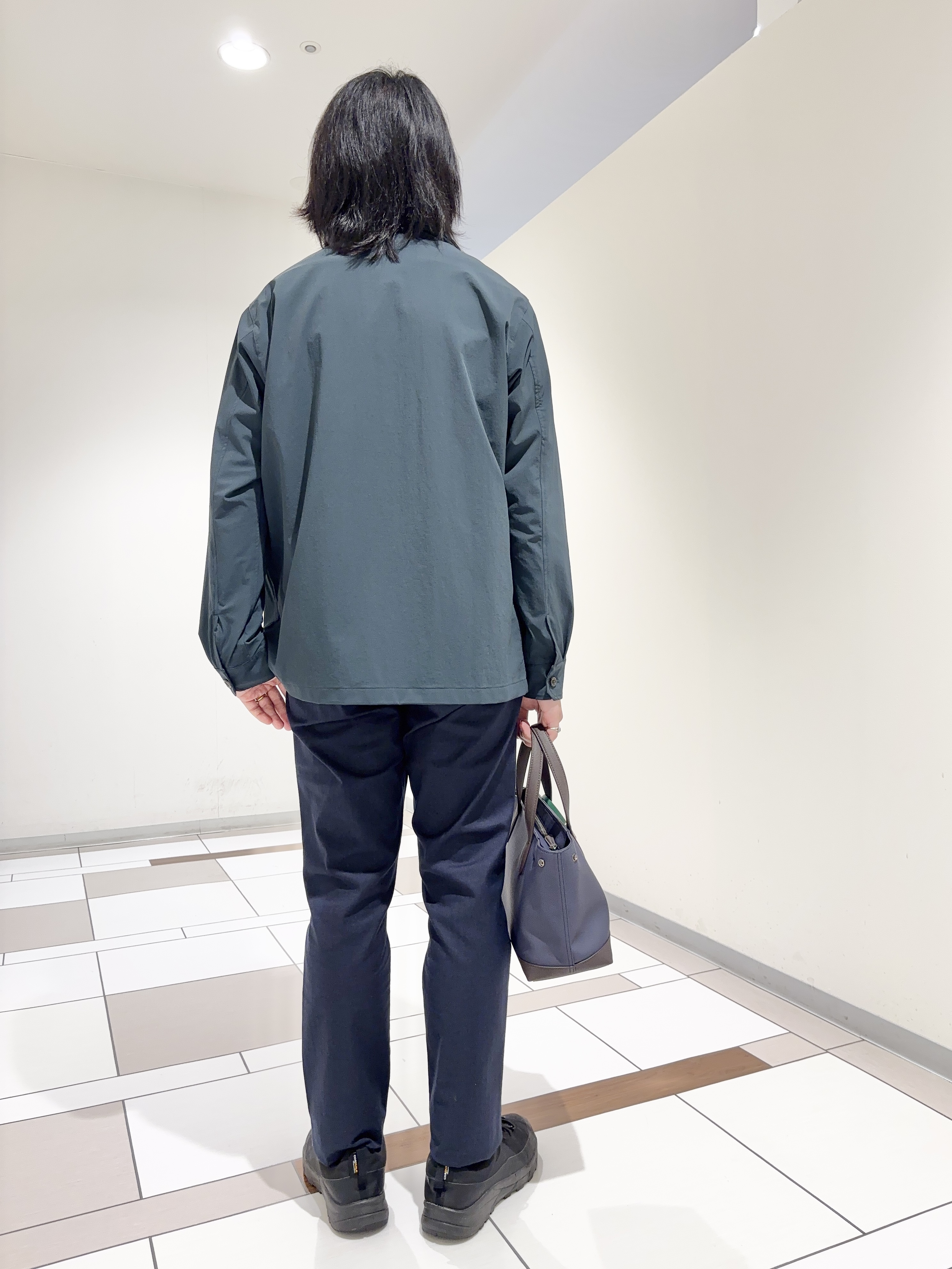及川さんの「TAKEO KIKUCHI｜3Dナイロンストレッチ　スタンドカラーブルゾン」を使ったコーディネート
