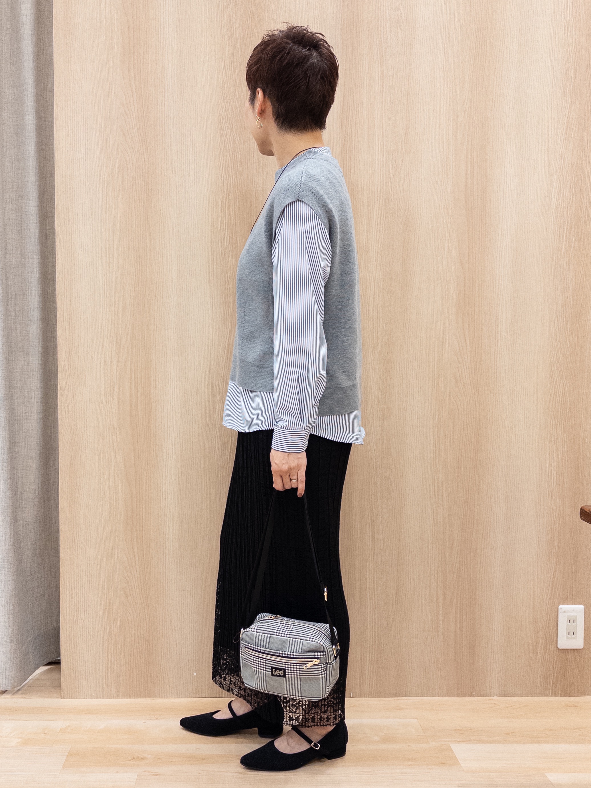シュウコさんの「grove｜【2点セット/時短・着回し】ニットベスト&times;シャツ」を使ったコーディネート