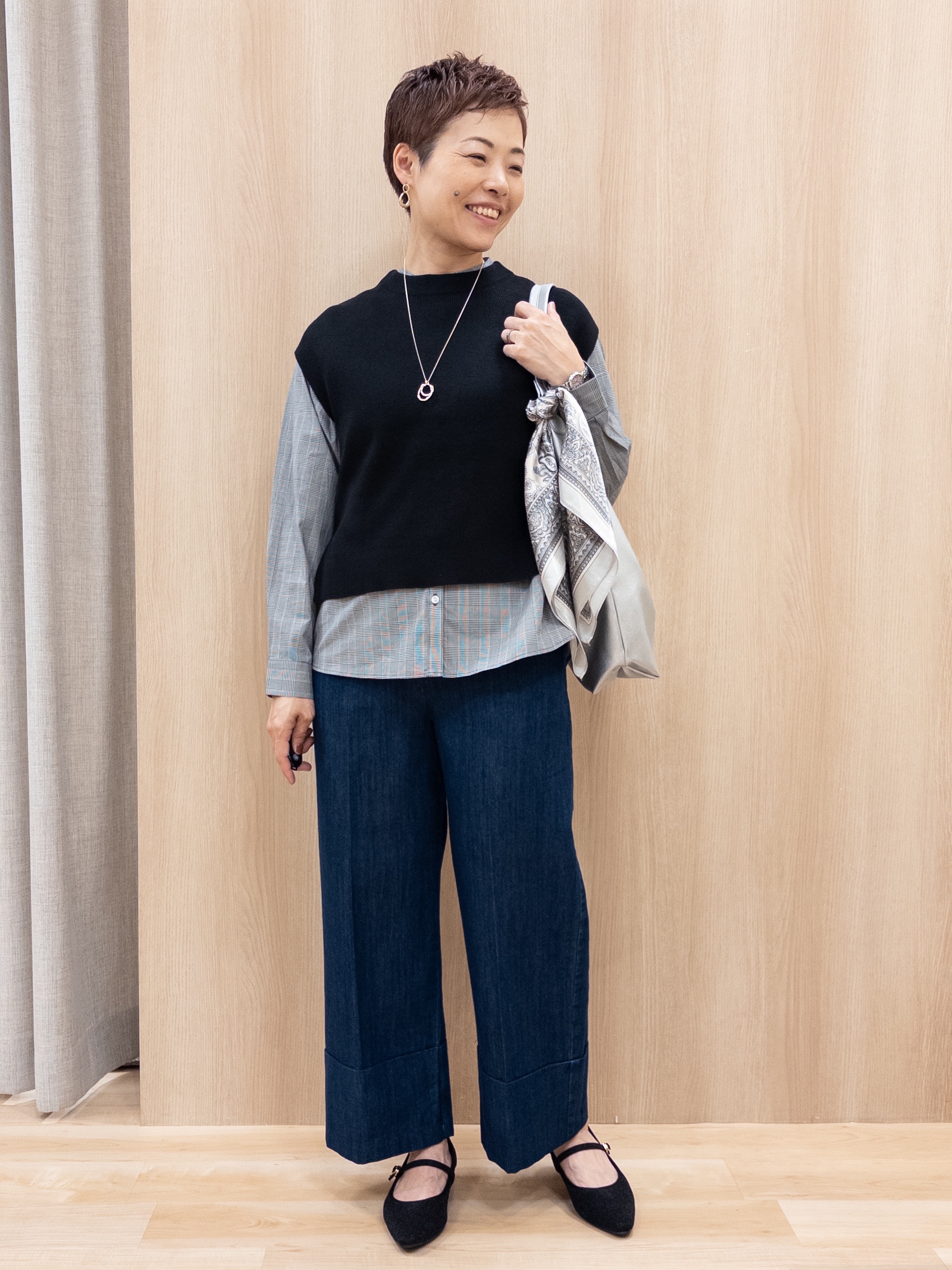 シュウコさんの「grove｜【2点セット/時短・着回し】ニットベスト&times;シャツ」を使ったコーディネート