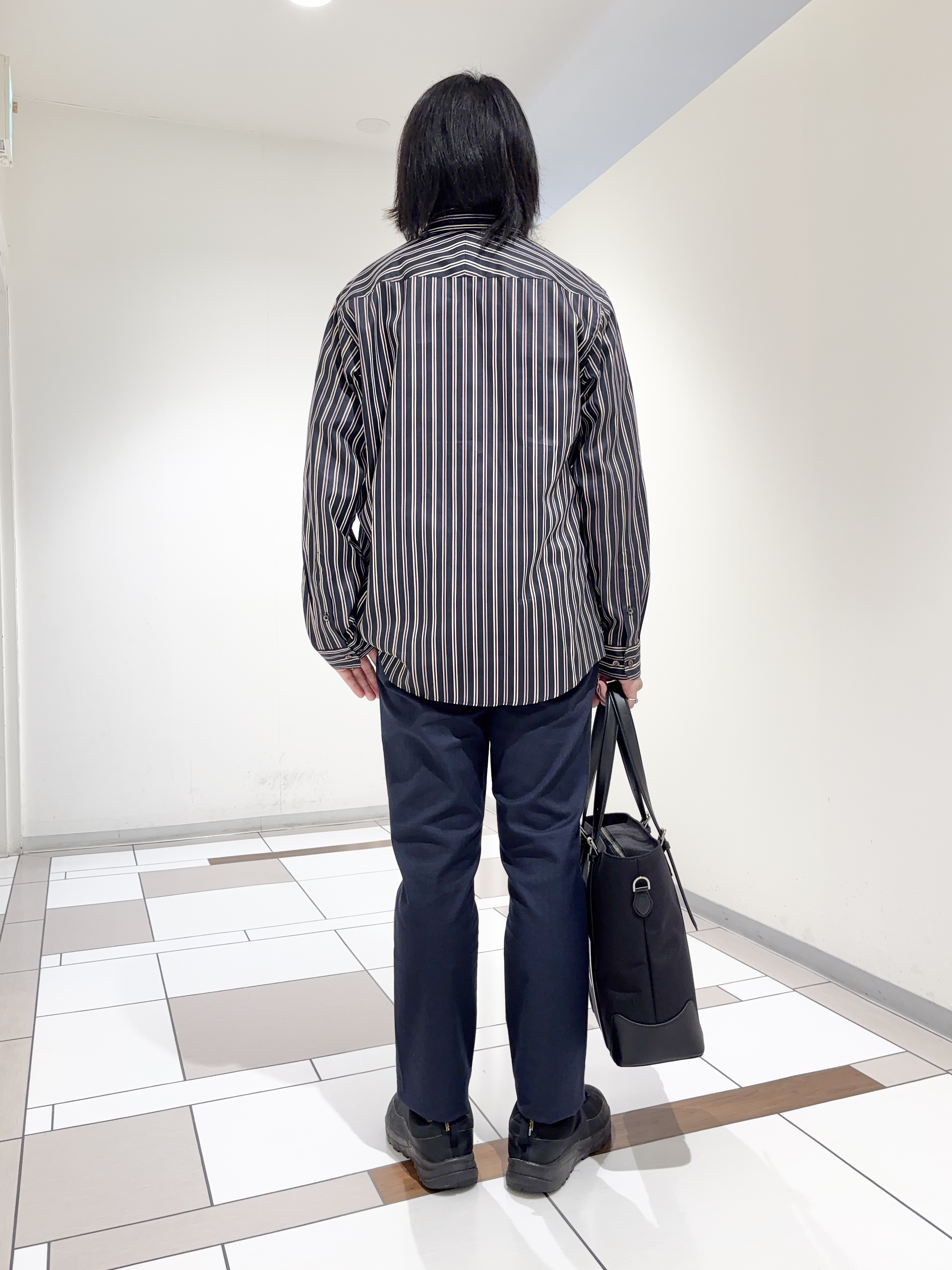 及川さんの「TAKEO KIKUCHI｜【BOWLER HAT LABEL】日本製オルタネートストライプシャツ」を使ったコーディネート
