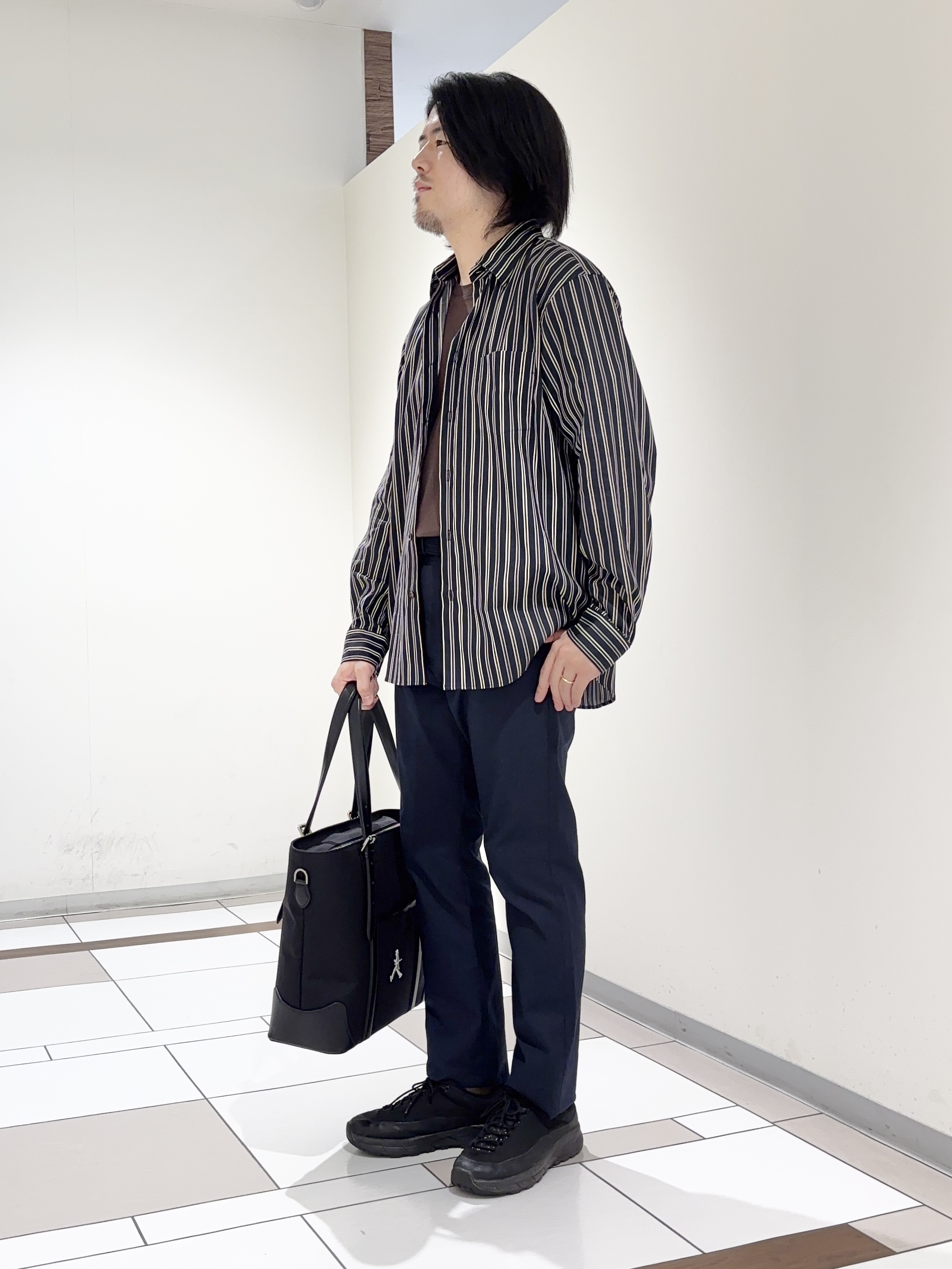 及川さんの「TAKEO KIKUCHI｜【BOWLER HAT LABEL】日本製オルタネートストライプシャツ」を使ったコーディネート