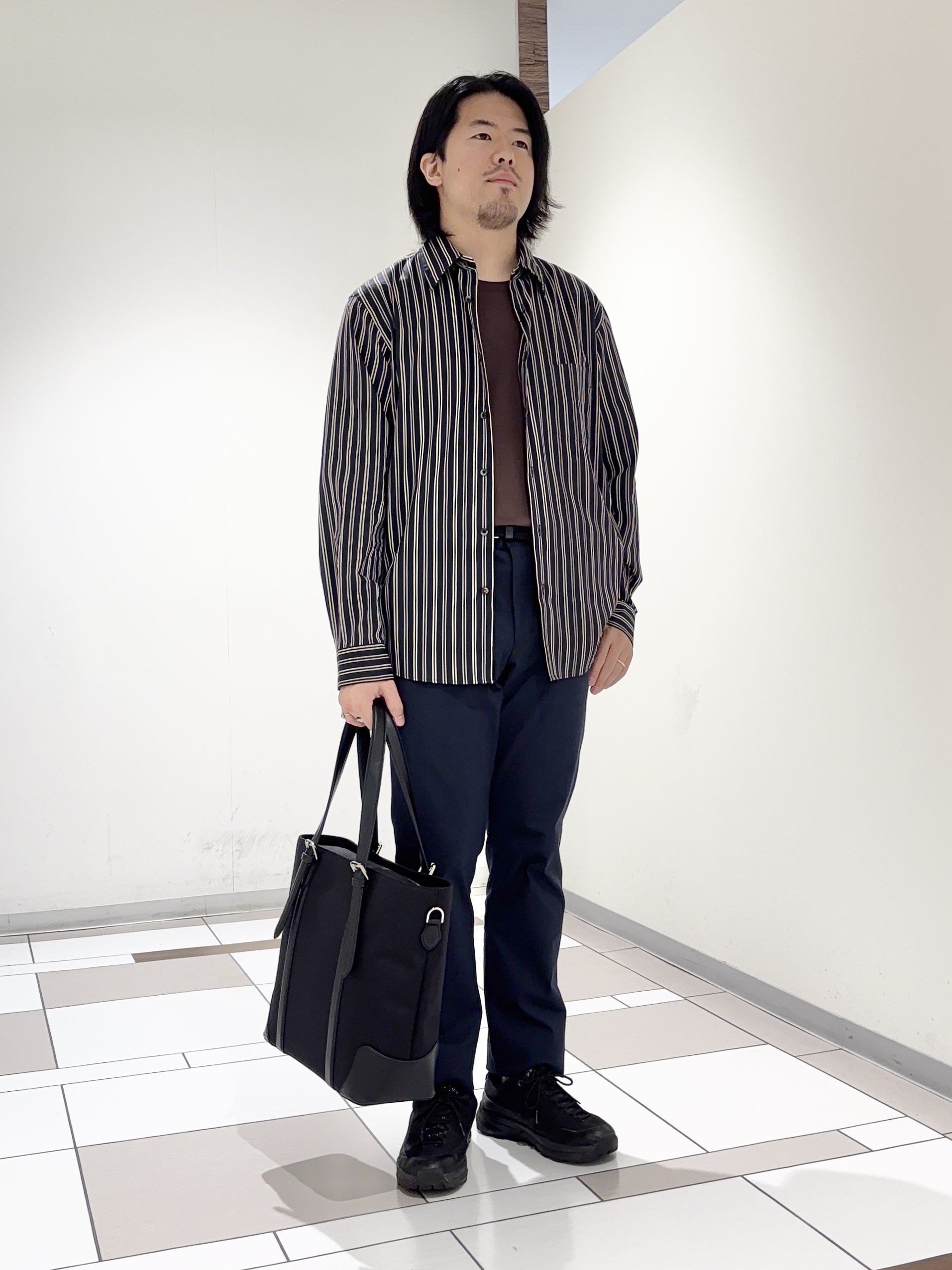 及川さんの「TAKEO KIKUCHI｜【BOWLER HAT LABEL】日本製オルタネートストライプシャツ」を使ったコーディネート