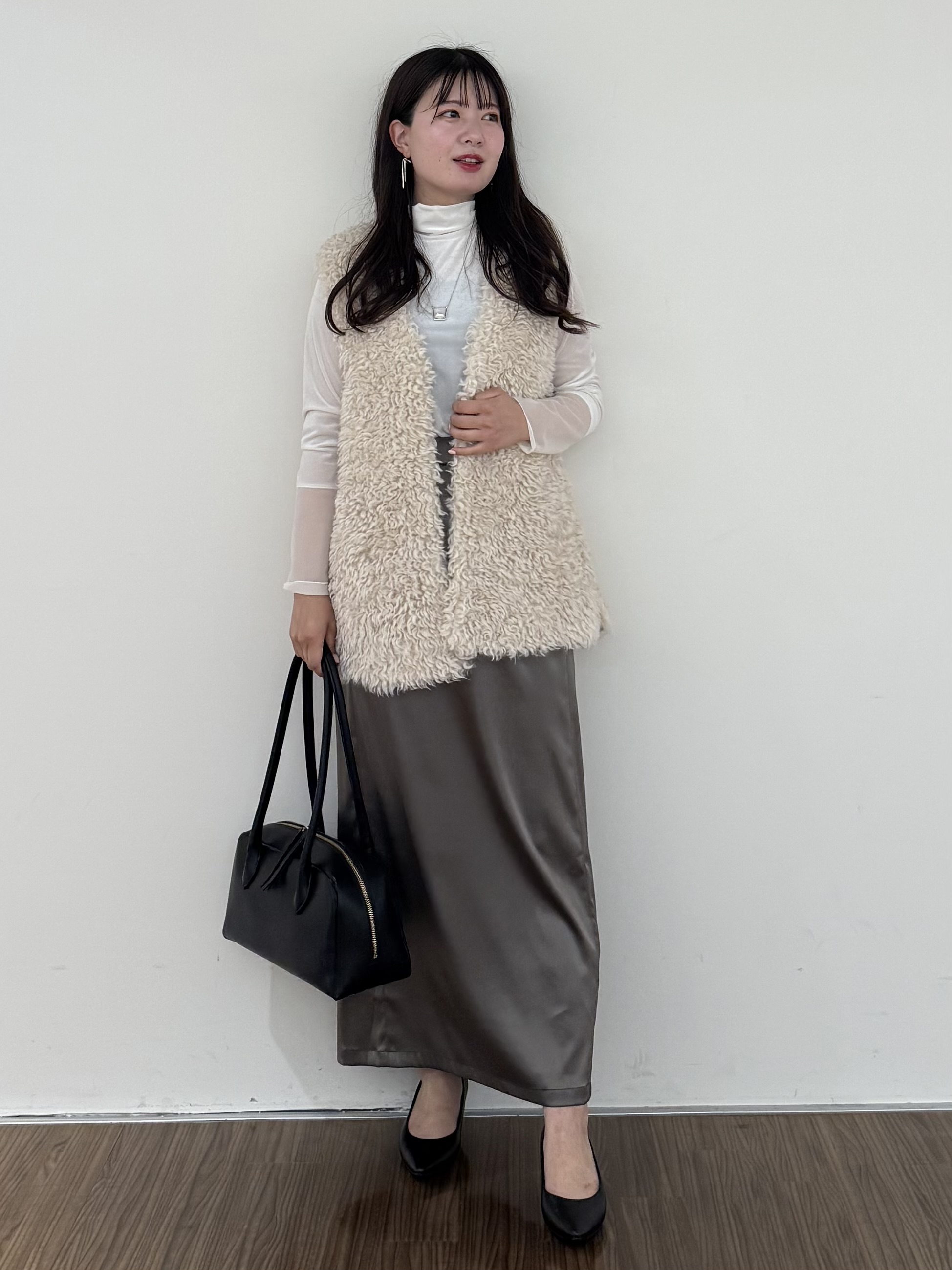 いくみさんの「INDIVI｜【羽織るだけでお洒落】カールエコファー ジレ」を使ったコーディネート