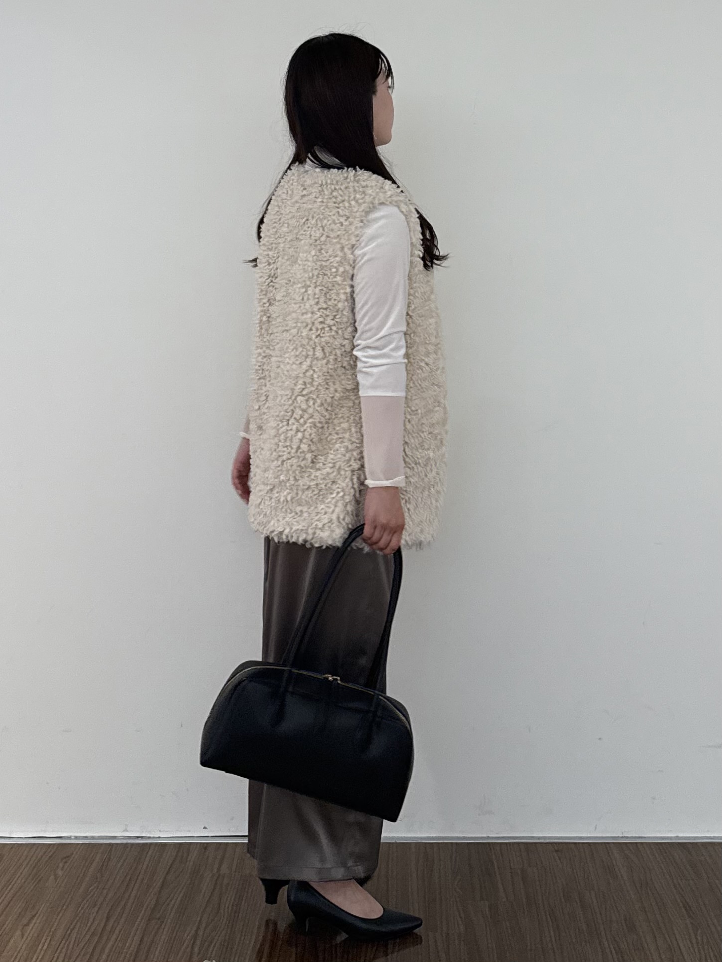 いくみさんの「INDIVI｜【羽織るだけでお洒落】カールエコファー ジレ」を使ったコーディネート