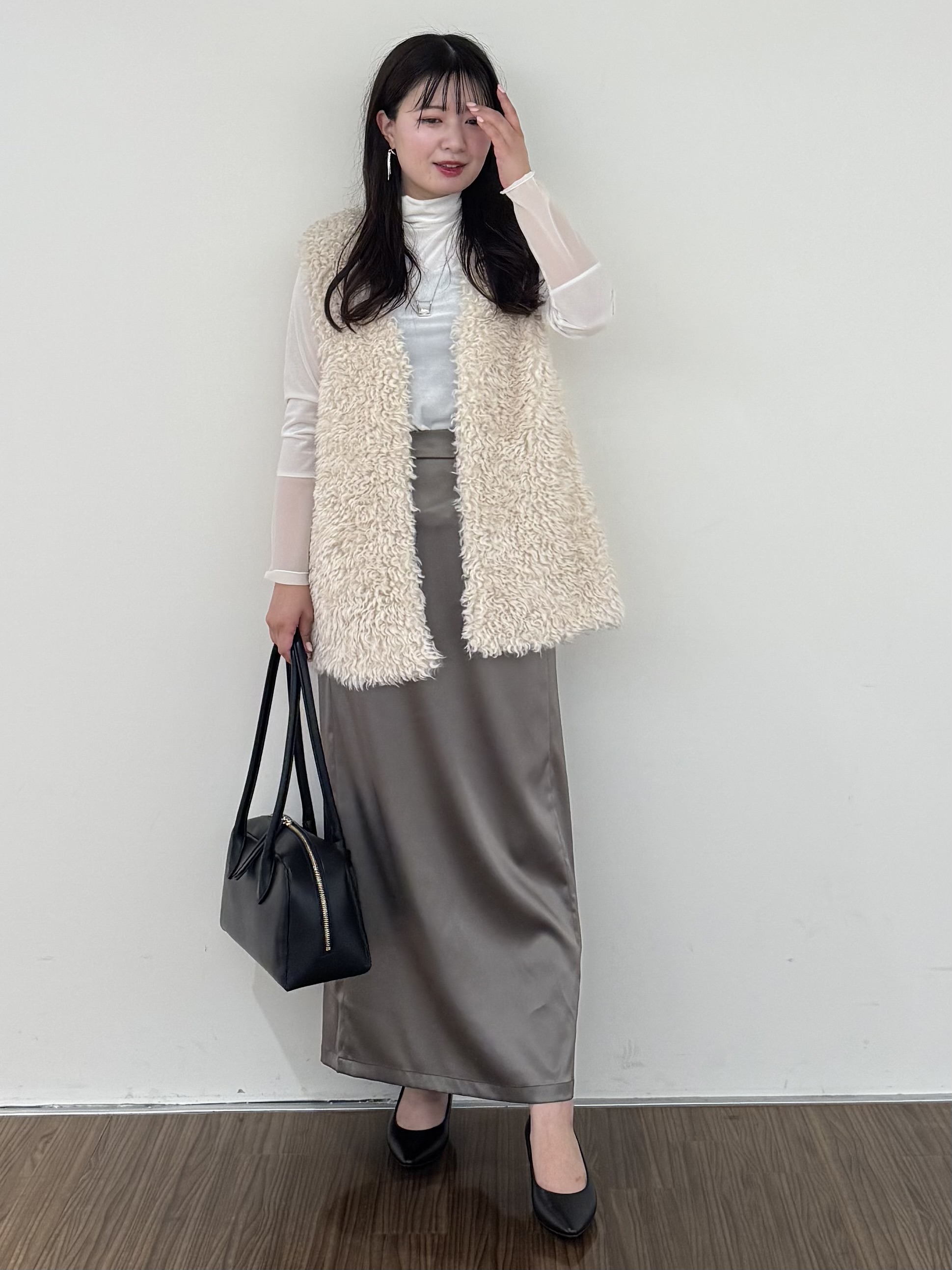 いくみさんの「INDIVI｜【羽織るだけでお洒落】カールエコファー ジレ」を使ったコーディネート