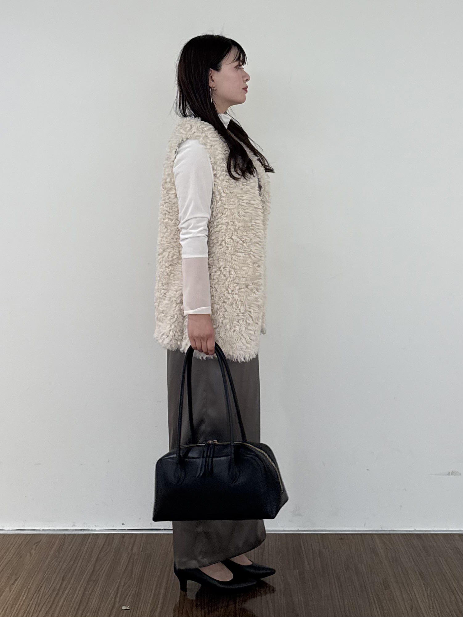 いくみさんの「INDIVI｜【羽織るだけでお洒落】カールエコファー ジレ」を使ったコーディネート