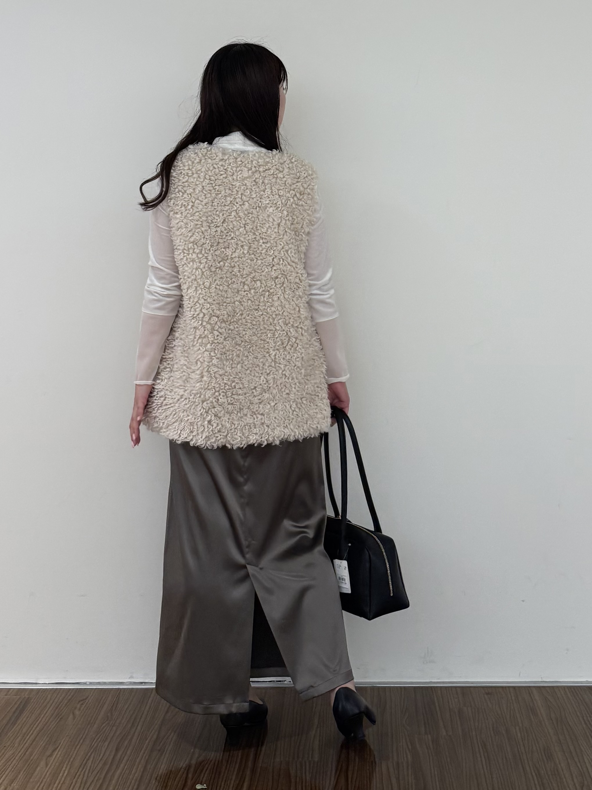 いくみさんの「INDIVI｜【羽織るだけでお洒落】カールエコファー ジレ」を使ったコーディネート