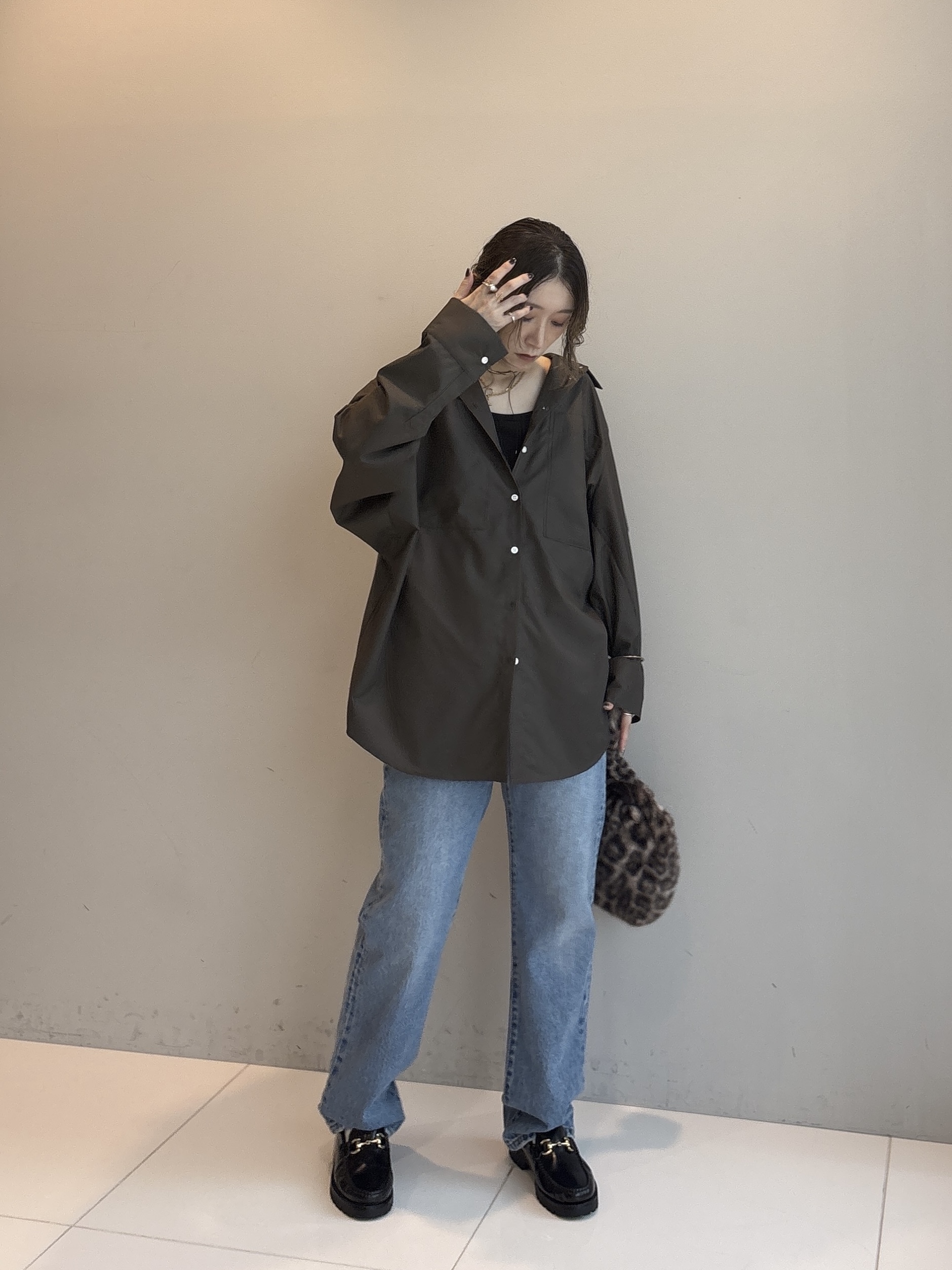 kotakiさんの「INDIVI｜タイムレスフォルムシャツ【LIVE紹介／上枝みどりさん着用】」を使ったコーディネート