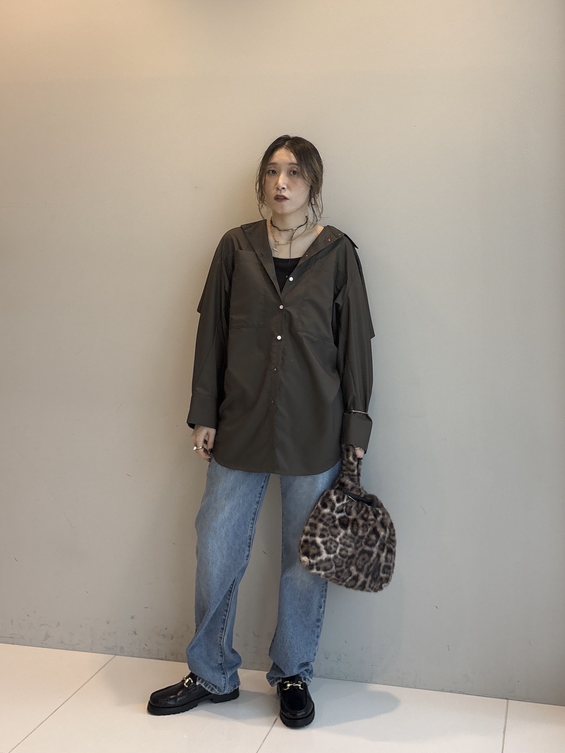 kotakiさんの「INDIVI｜タイムレスフォルムシャツ【LIVE紹介／上枝みどりさん着用】」を使ったコーディネート
