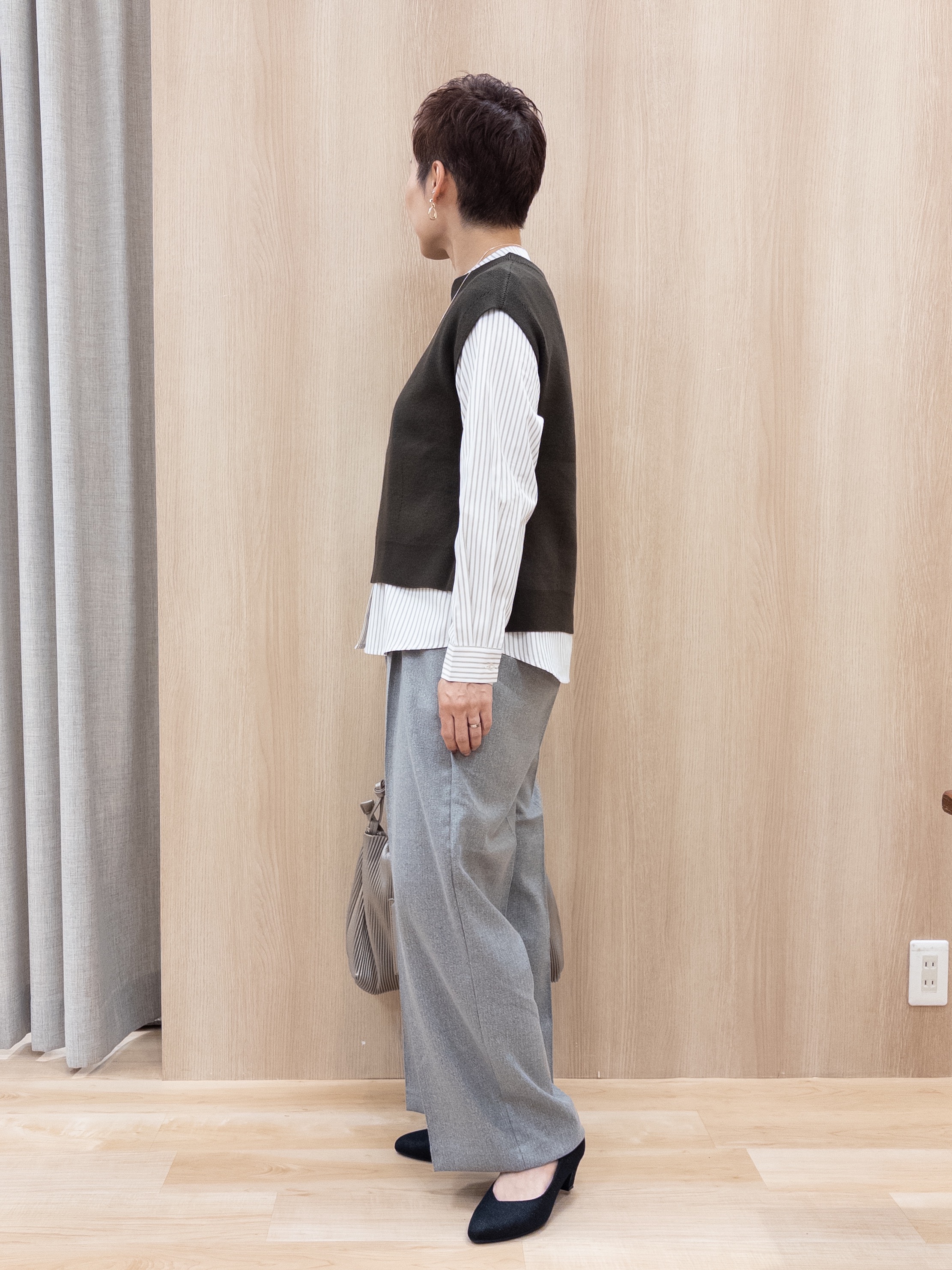 シュウコさんの「grove｜【2点セット/時短・着回し】ニットベスト&times;シャツ」を使ったコーディネート
