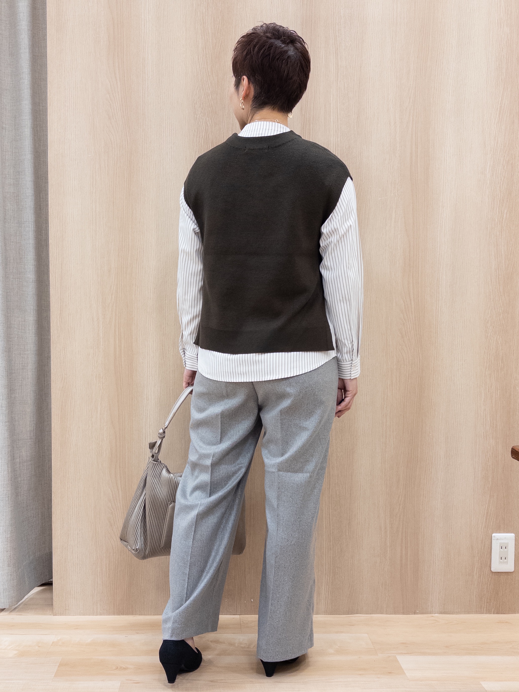 シュウコさんの「grove｜【2点セット/時短・着回し】ニットベスト&times;シャツ」を使ったコーディネート