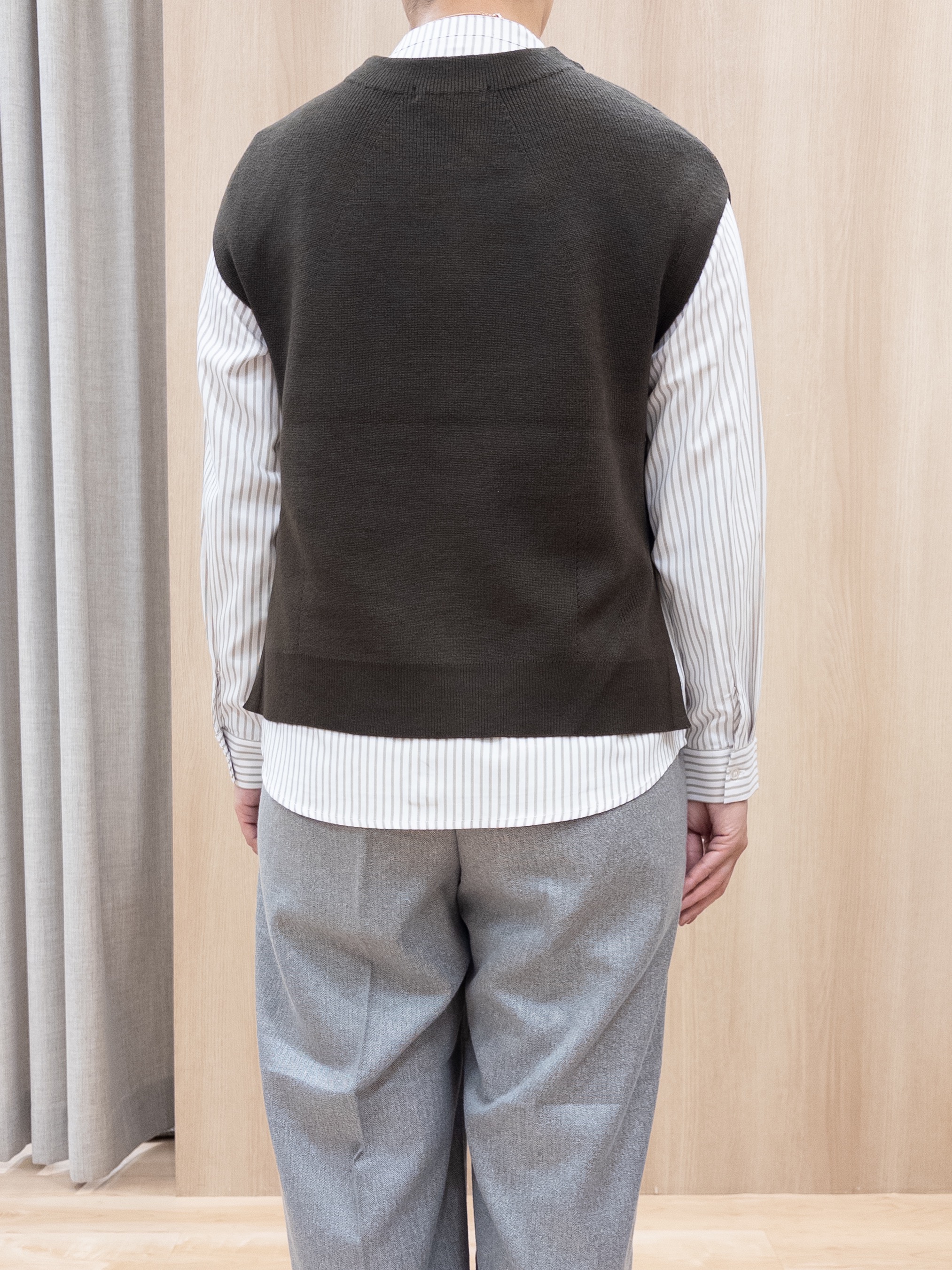 シュウコさんの「grove｜【2点セット/時短・着回し】ニットベスト&times;シャツ」を使ったコーディネート