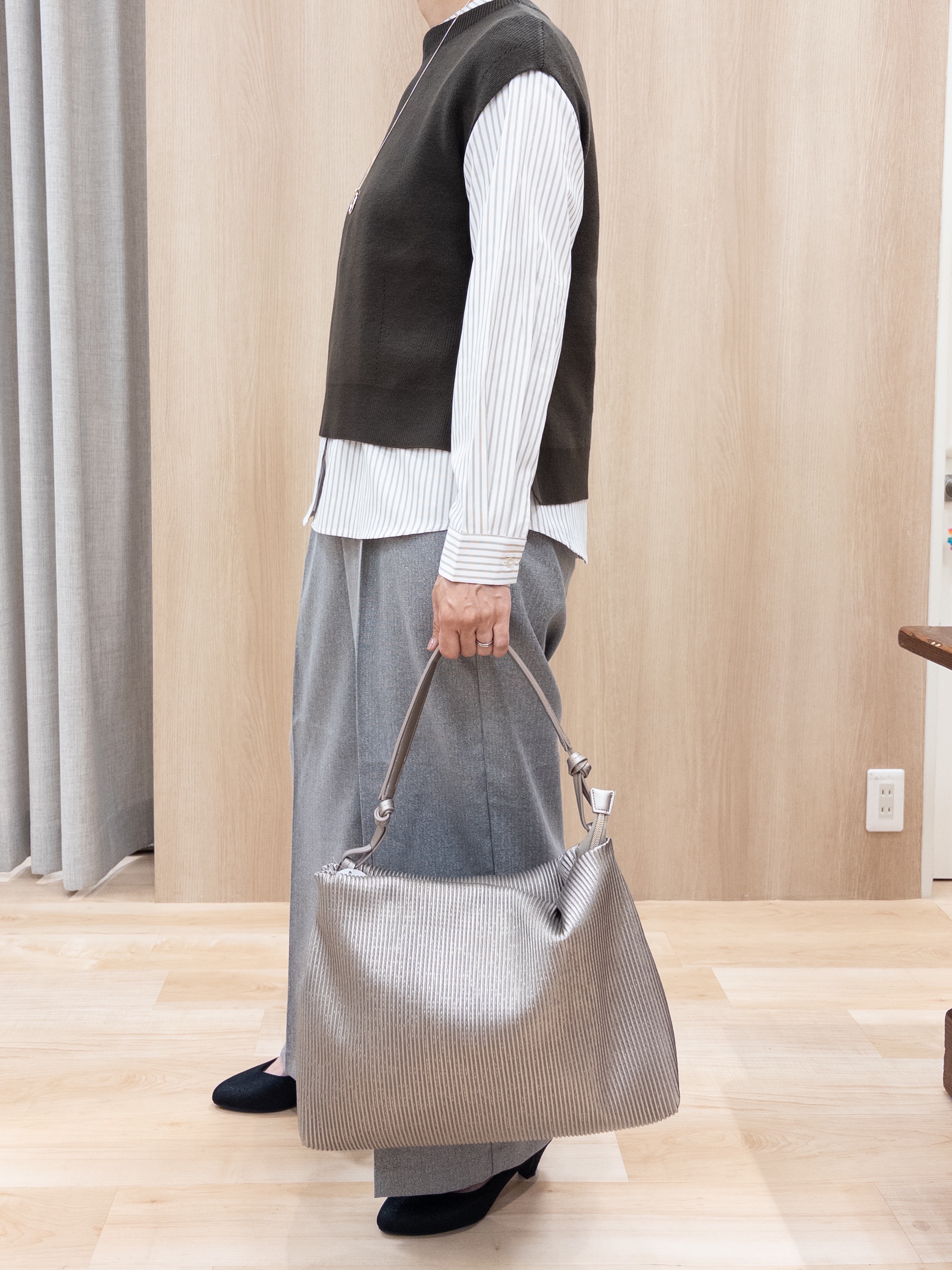 シュウコさんの「grove｜【2点セット/時短・着回し】ニットベスト&times;シャツ」を使ったコーディネート