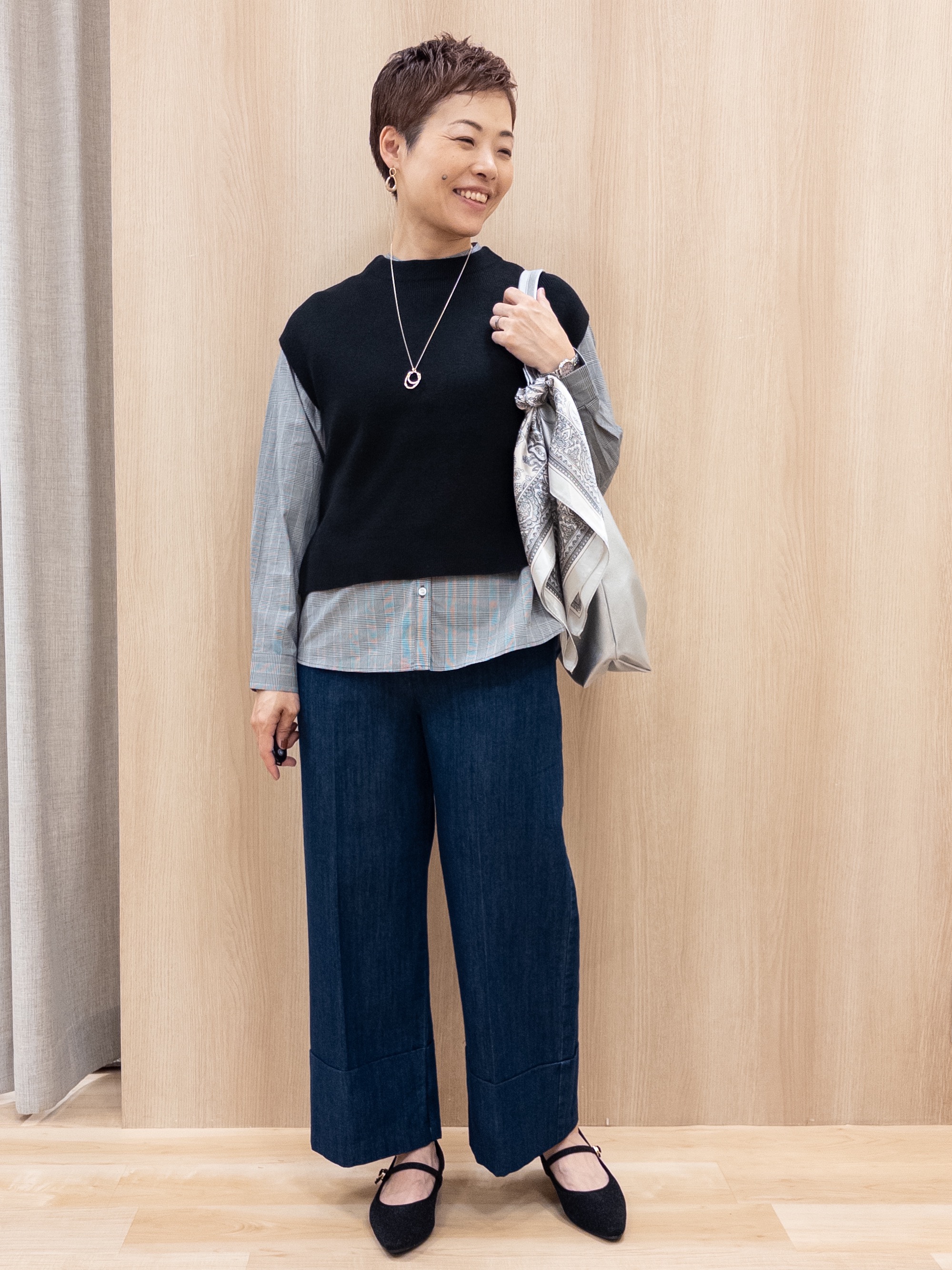 シュウコさんの「grove｜【2点セット/時短・着回し】ニットベスト&times;シャツ」を使ったコーディネート