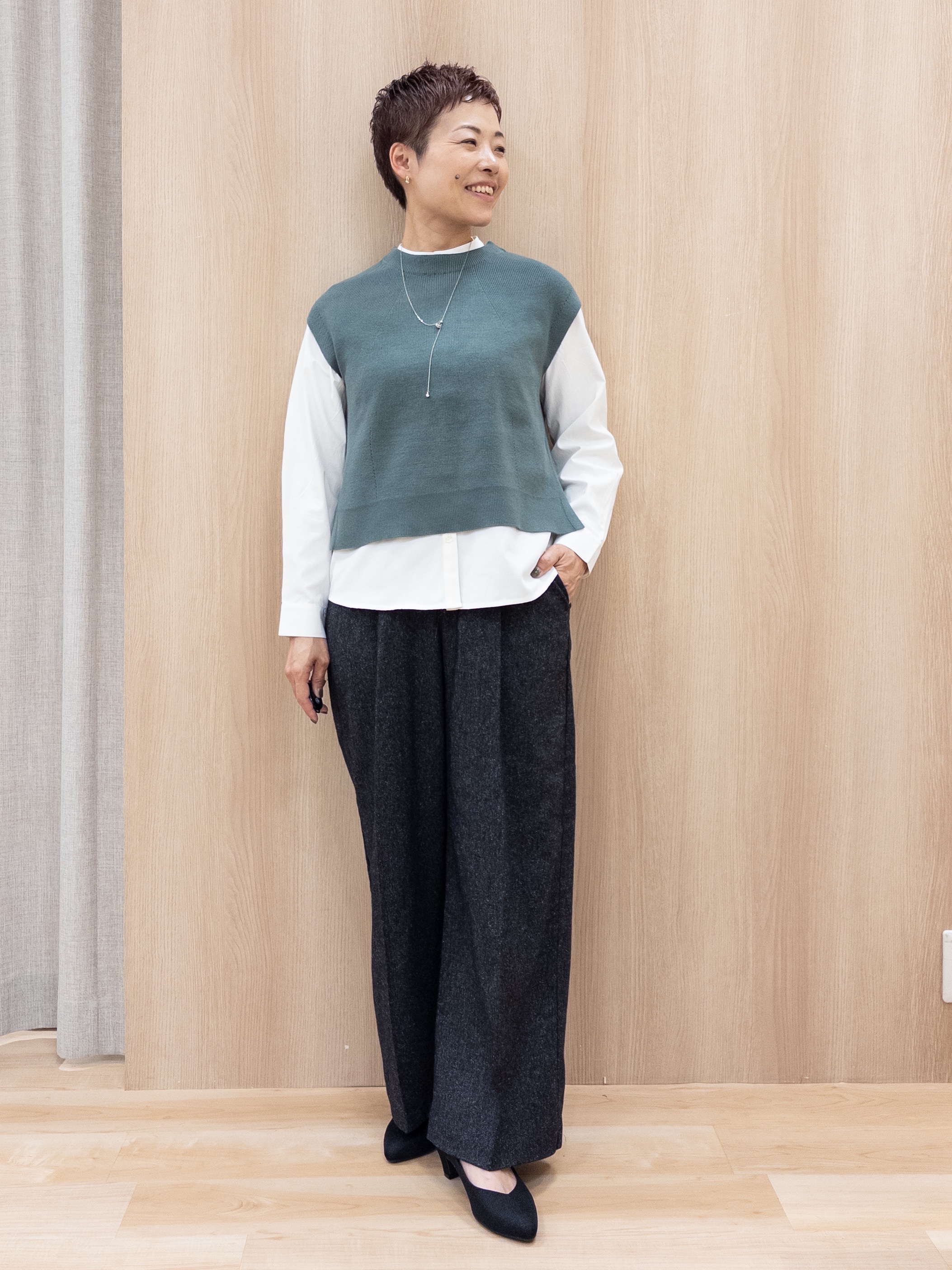 シュウコさんの「grove｜【2点セット/時短・着回し】ニットベスト&times;シャツ」を使ったコーディネート