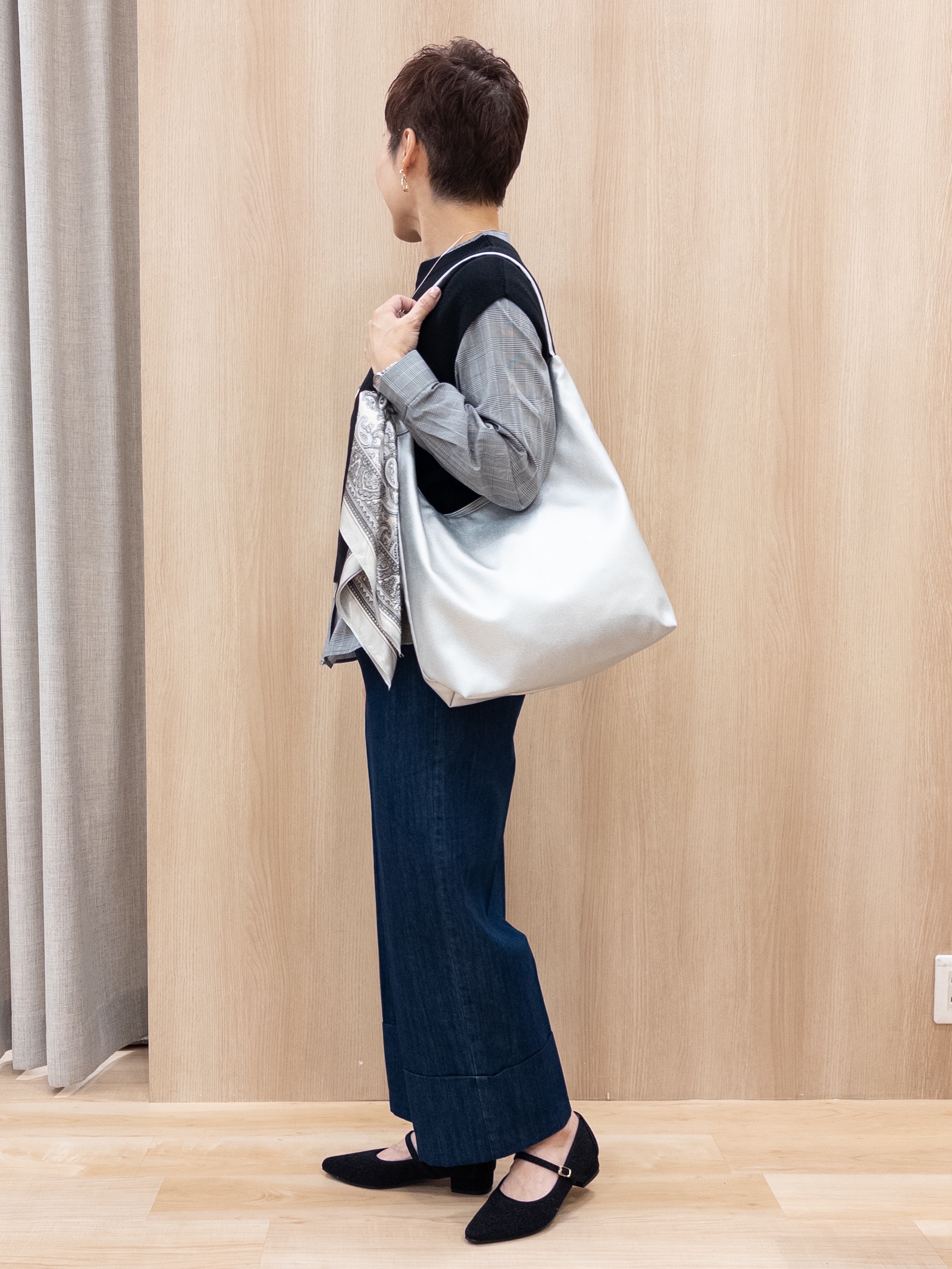 シュウコさんの「grove｜【2点セット/時短・着回し】ニットベスト&times;シャツ」を使ったコーディネート