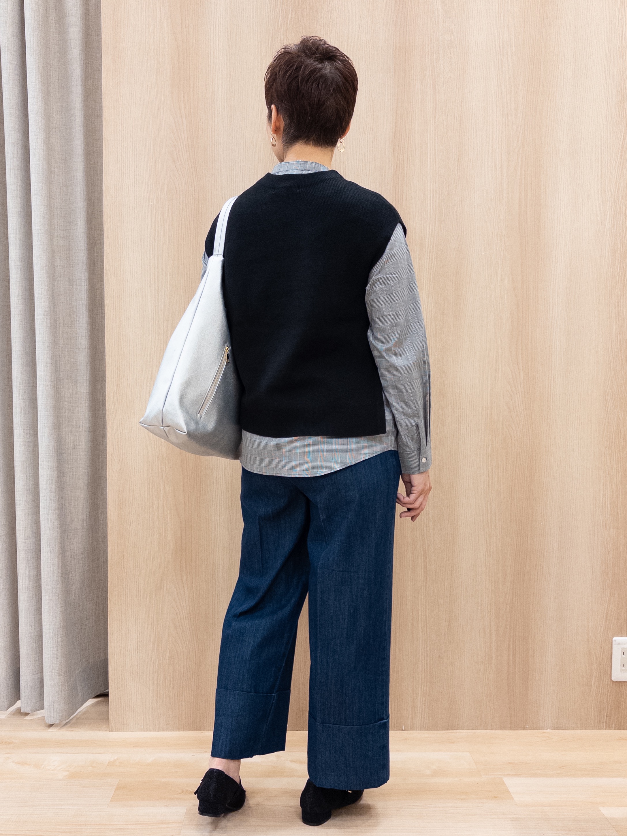 シュウコさんの「grove｜【2点セット/時短・着回し】ニットベスト&times;シャツ」を使ったコーディネート