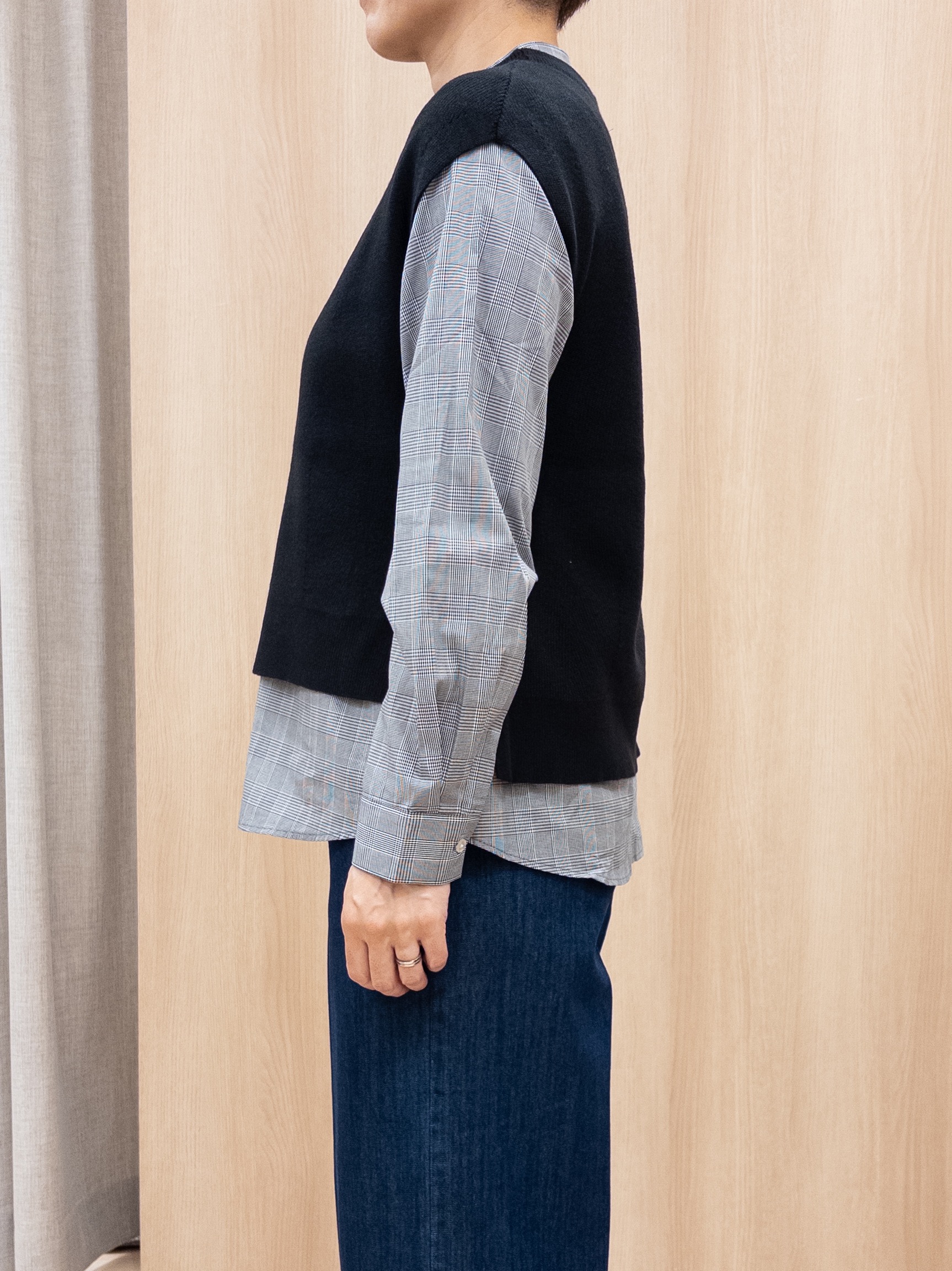 シュウコさんの「grove｜【2点セット/時短・着回し】ニットベスト&times;シャツ」を使ったコーディネート