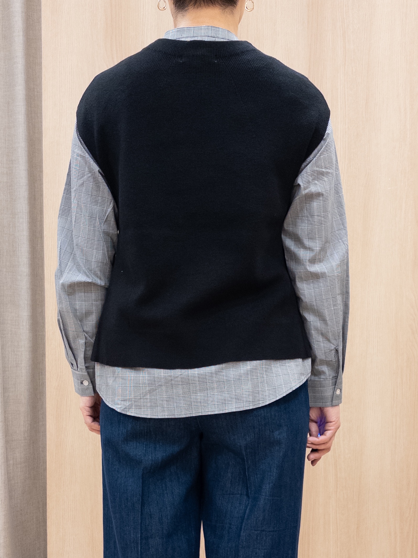 シュウコさんの「grove｜【2点セット/時短・着回し】ニットベスト&times;シャツ」を使ったコーディネート