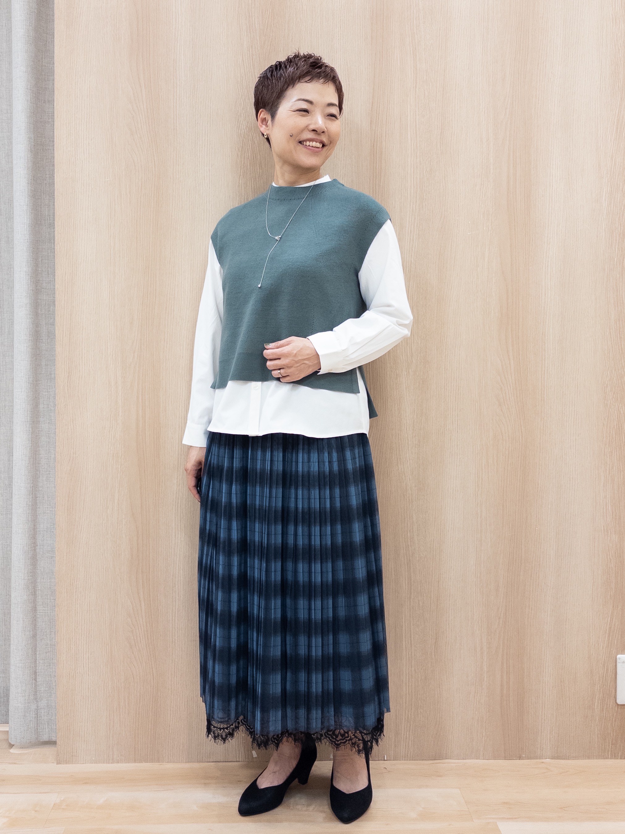 シュウコさんの「grove｜【2点セット/時短・着回し】ニットベスト&times;シャツ」を使ったコーディネート