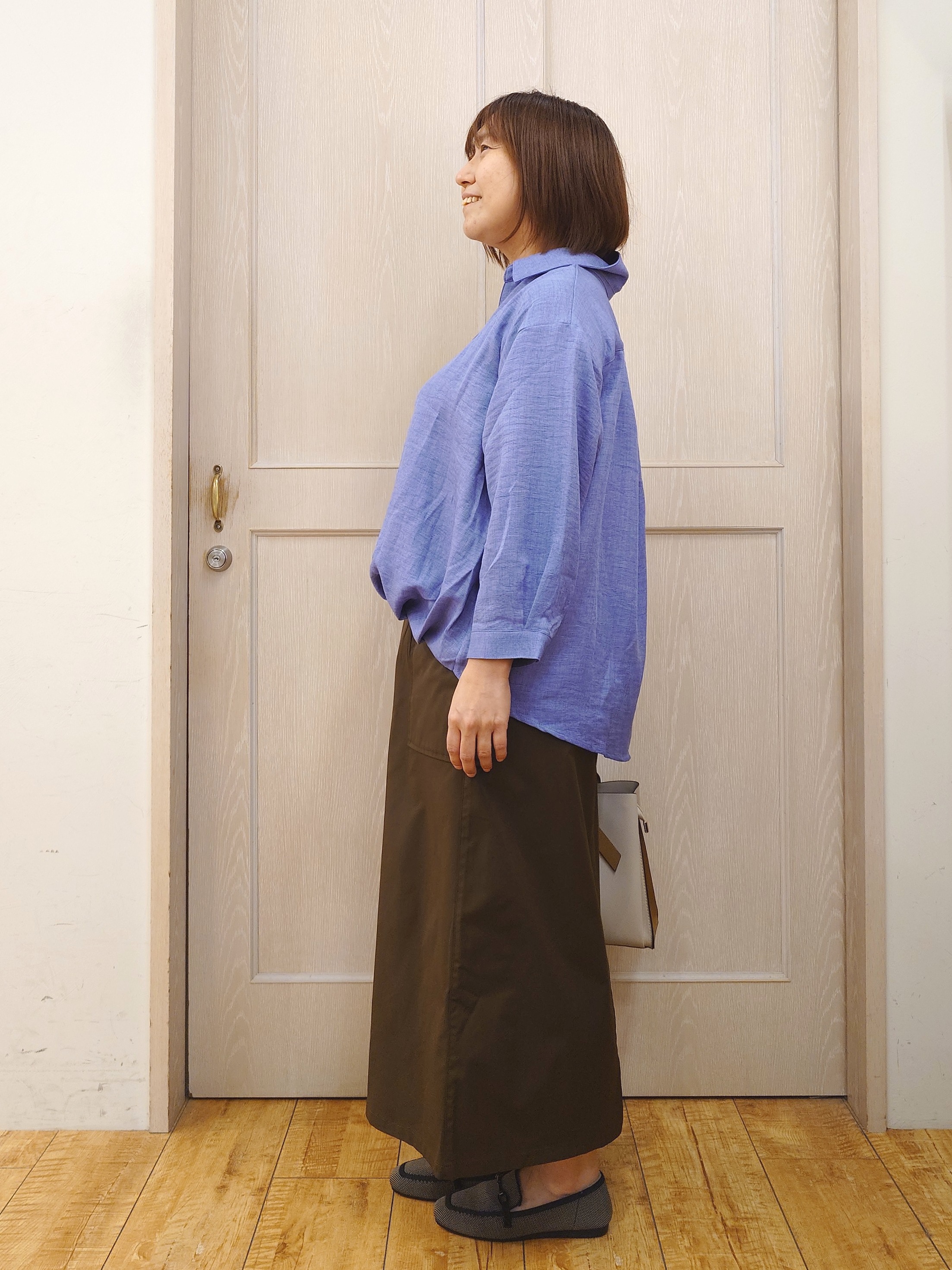 とろろさんの「SHOO･LA･RUE｜【洗濯後しわになりにくい/インしてる風】1枚で着映える裾タックシャツ」を使ったコーディネート