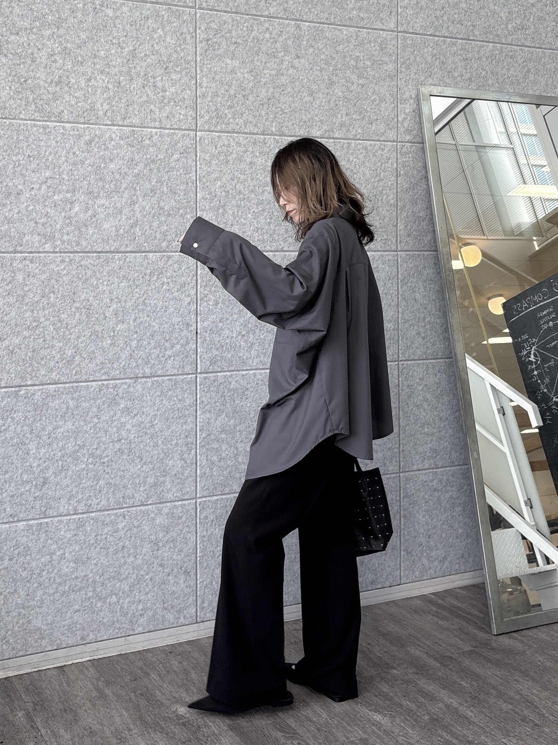 kotakiさんの「INDIVI｜タイムレスフォルムシャツ【LIVE紹介／上枝みどりさん着用】」を使ったコーディネート