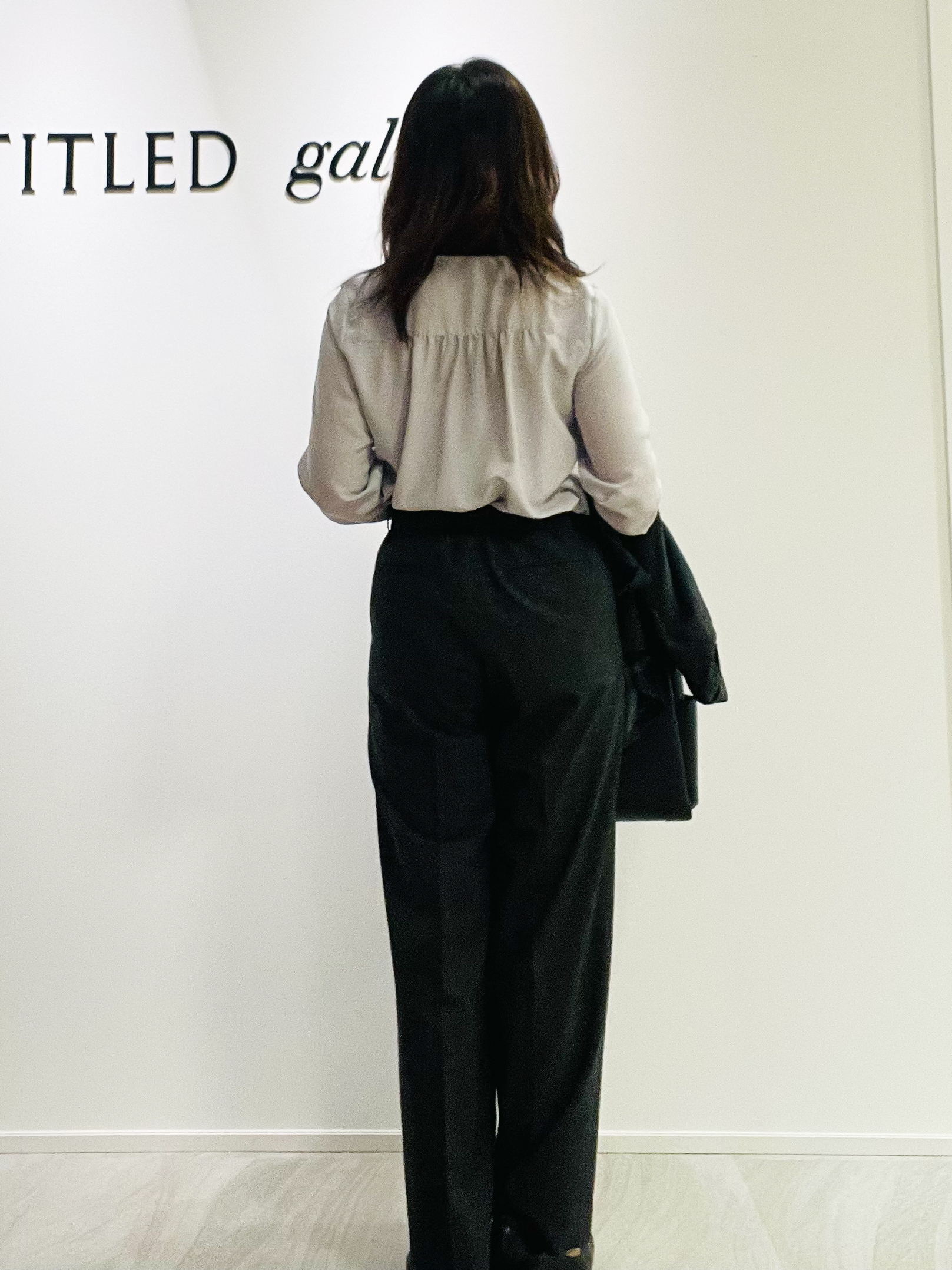 めいさんの「UNTITLED｜【1枚で着映え/オンオフ着回し】フリルサテンブラウス」を使ったコーディネート