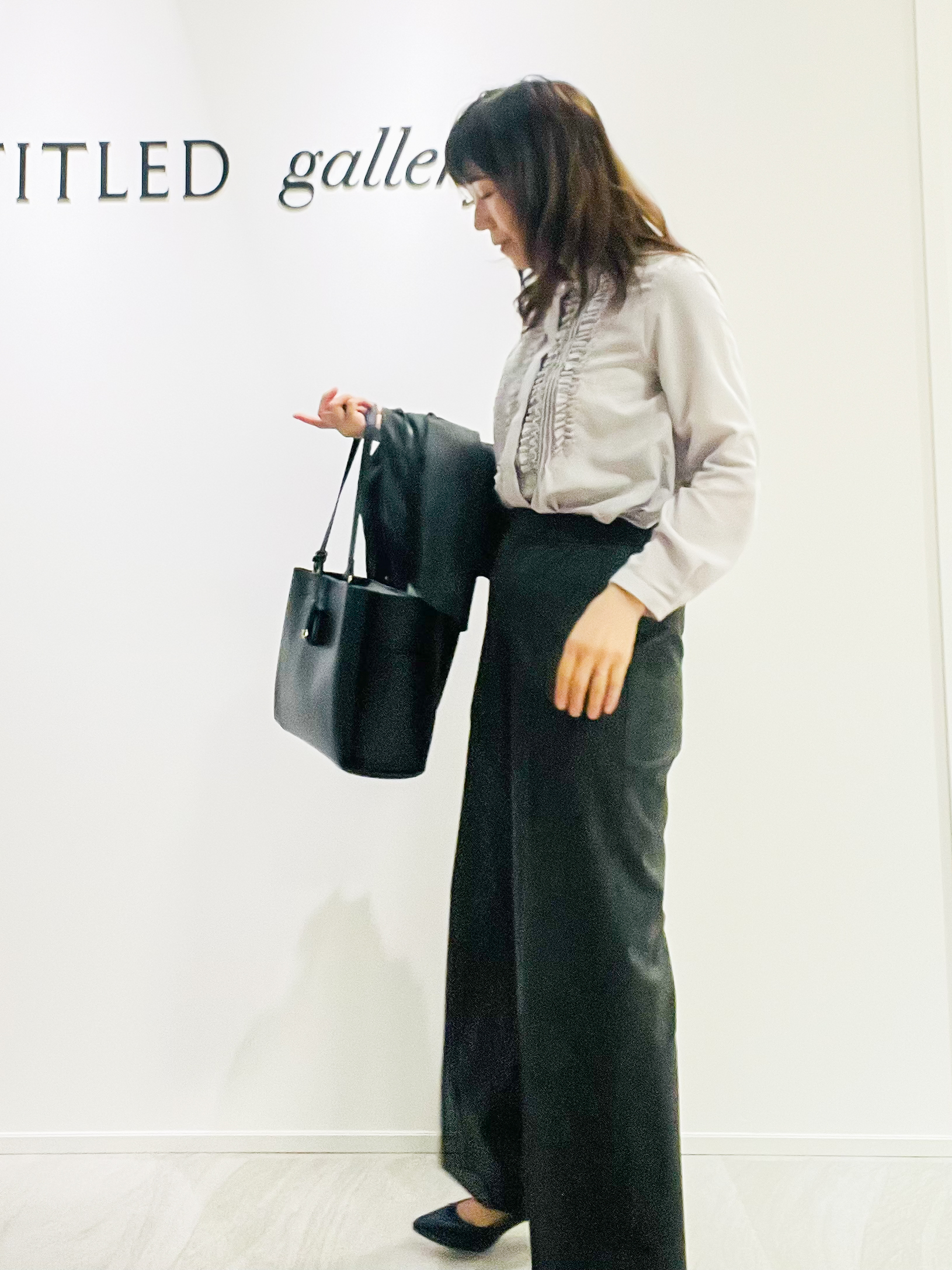 めいさんの「UNTITLED｜【1枚で着映え/オンオフ着回し】フリルサテンブラウス」を使ったコーディネート