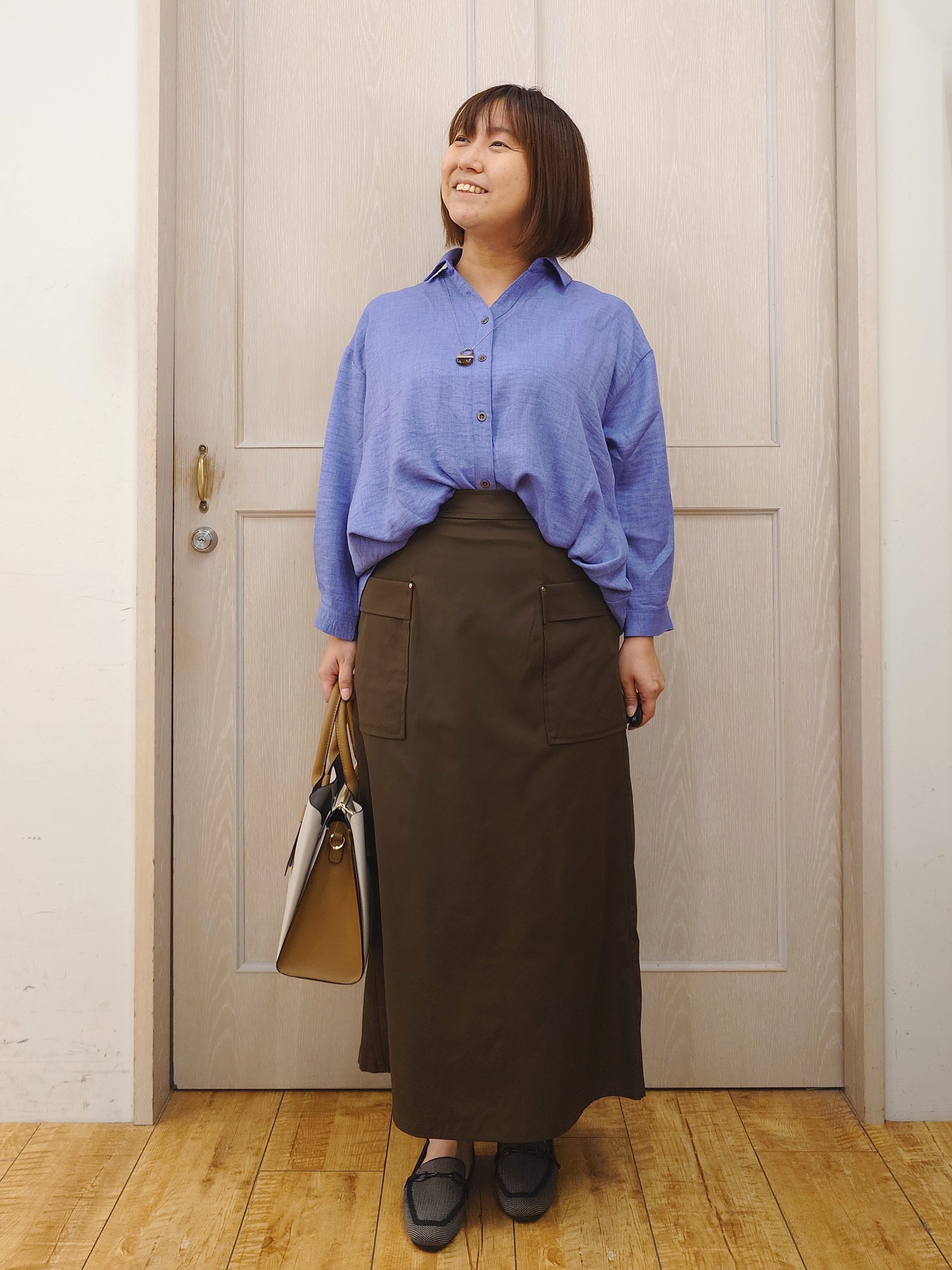 とろろさんの「SHOO･LA･RUE｜【洗濯後しわになりにくい/インしてる風】1枚で着映える裾タックシャツ」を使ったコーディネート