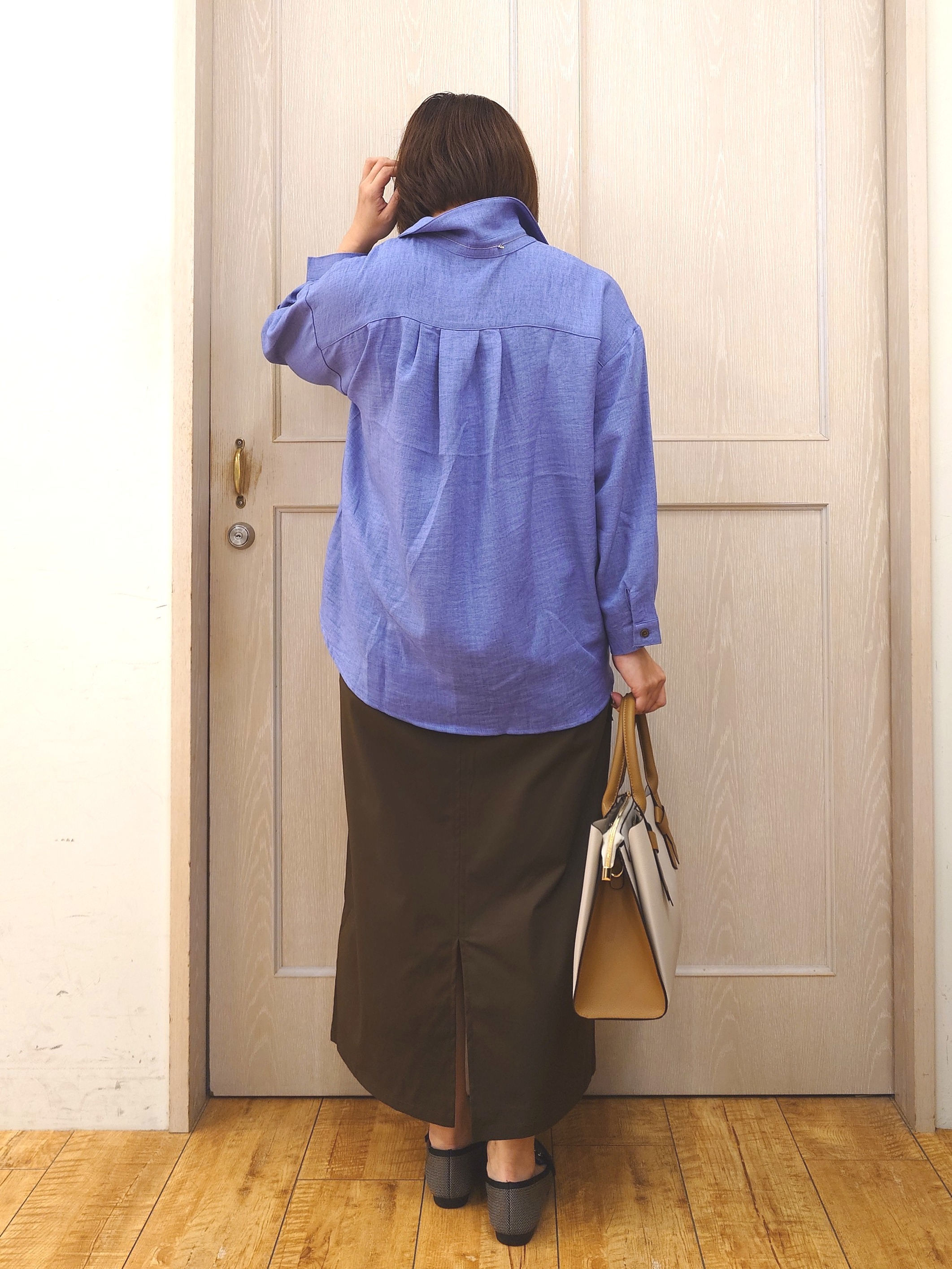 とろろさんの「SHOO･LA･RUE｜【洗濯後しわになりにくい/インしてる風】1枚で着映える裾タックシャツ」を使ったコーディネート