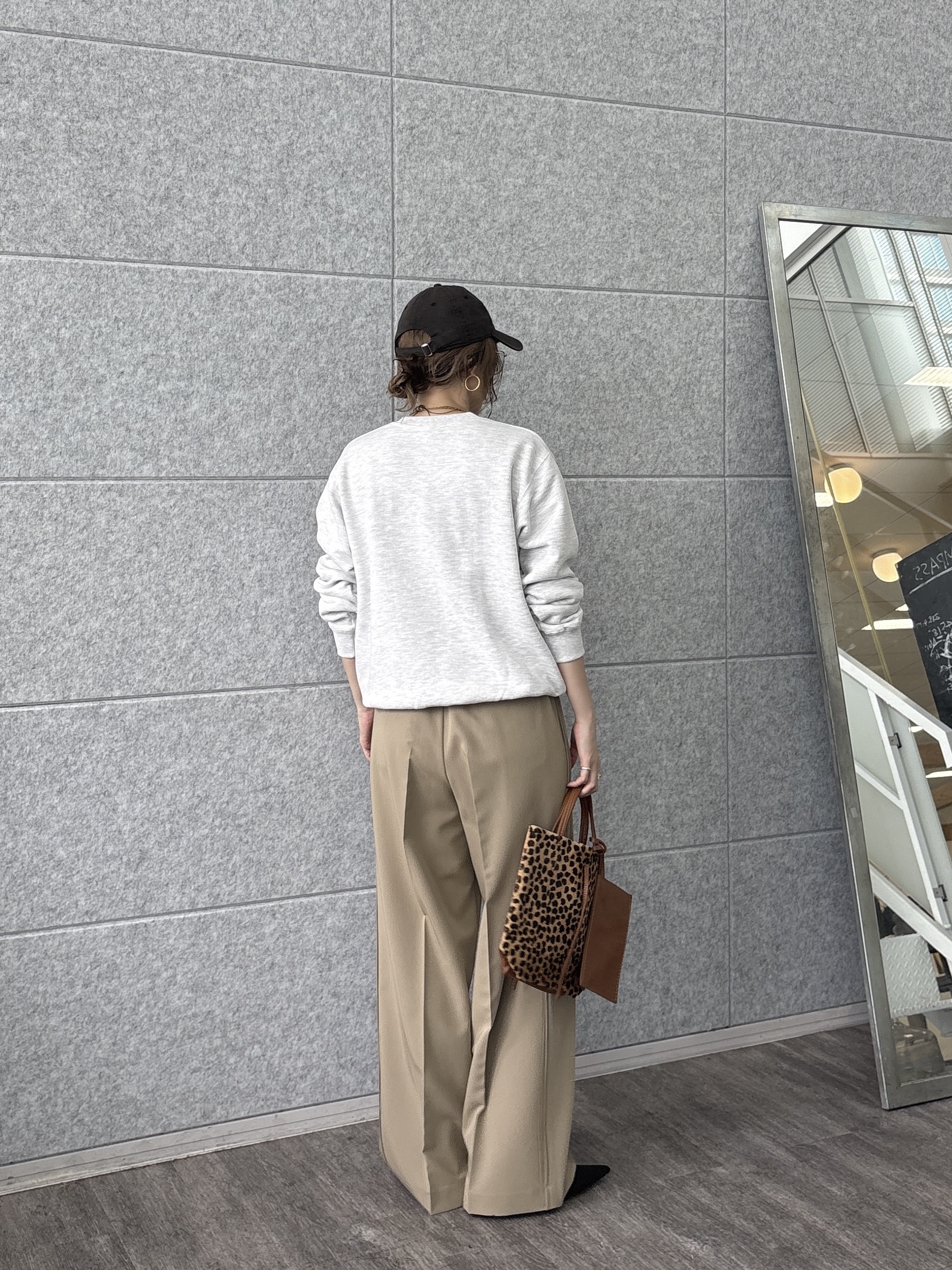 kotakiさんの「INDIVI｜フォルムロゴスウェット」を使ったコーディネート