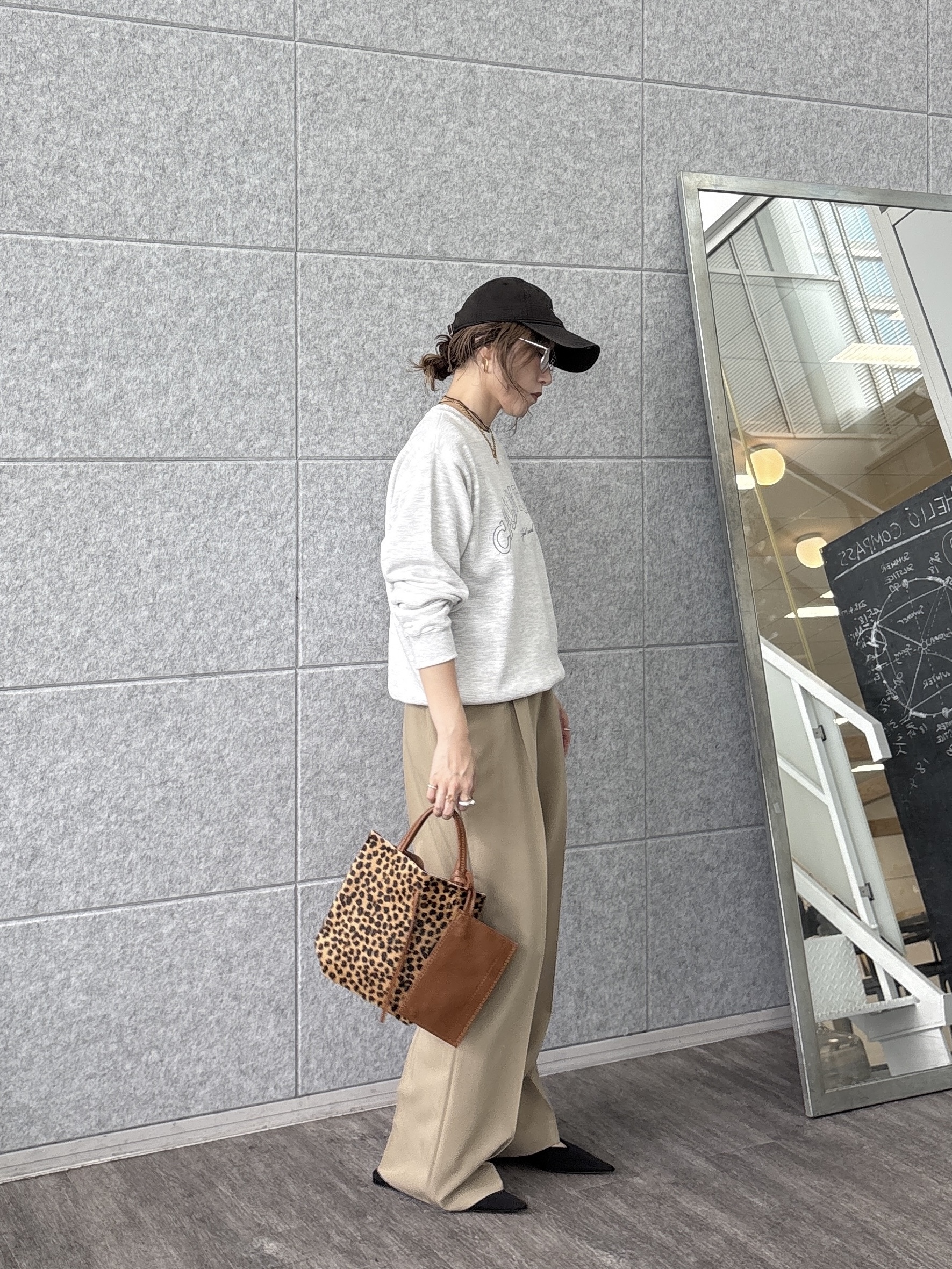 kotakiさんの「INDIVI｜フォルムロゴスウェット」を使ったコーディネート