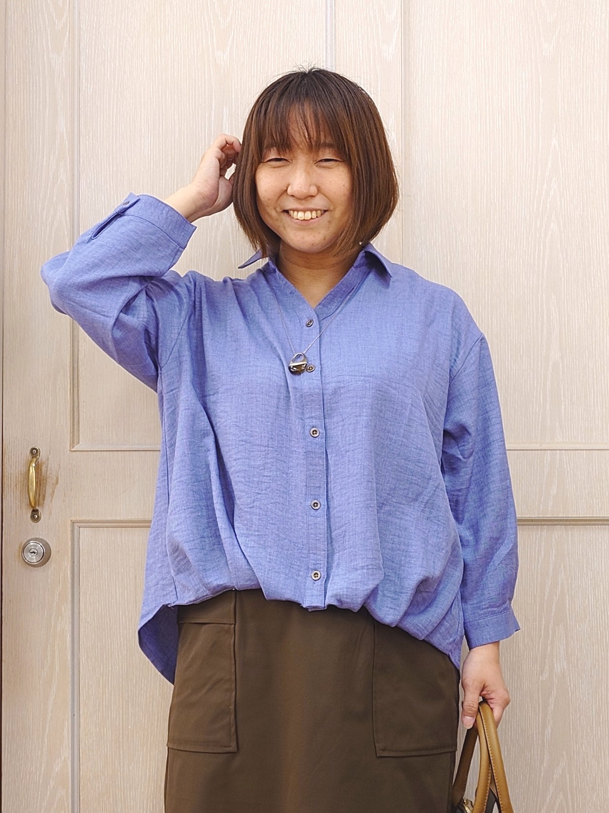 とろろさんの「SHOO･LA･RUE｜【洗濯後しわになりにくい/インしてる風】1枚で着映える裾タックシャツ」を使ったコーディネート
