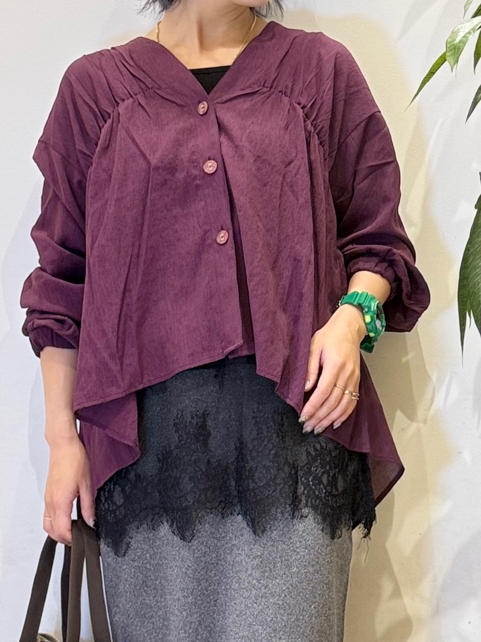 misakiさんの「SHOO･LA･RUE｜【S-LL/洗濯機可】着痩せシルエット シャーリングシャツカーディガン」を使ったコーディネート
