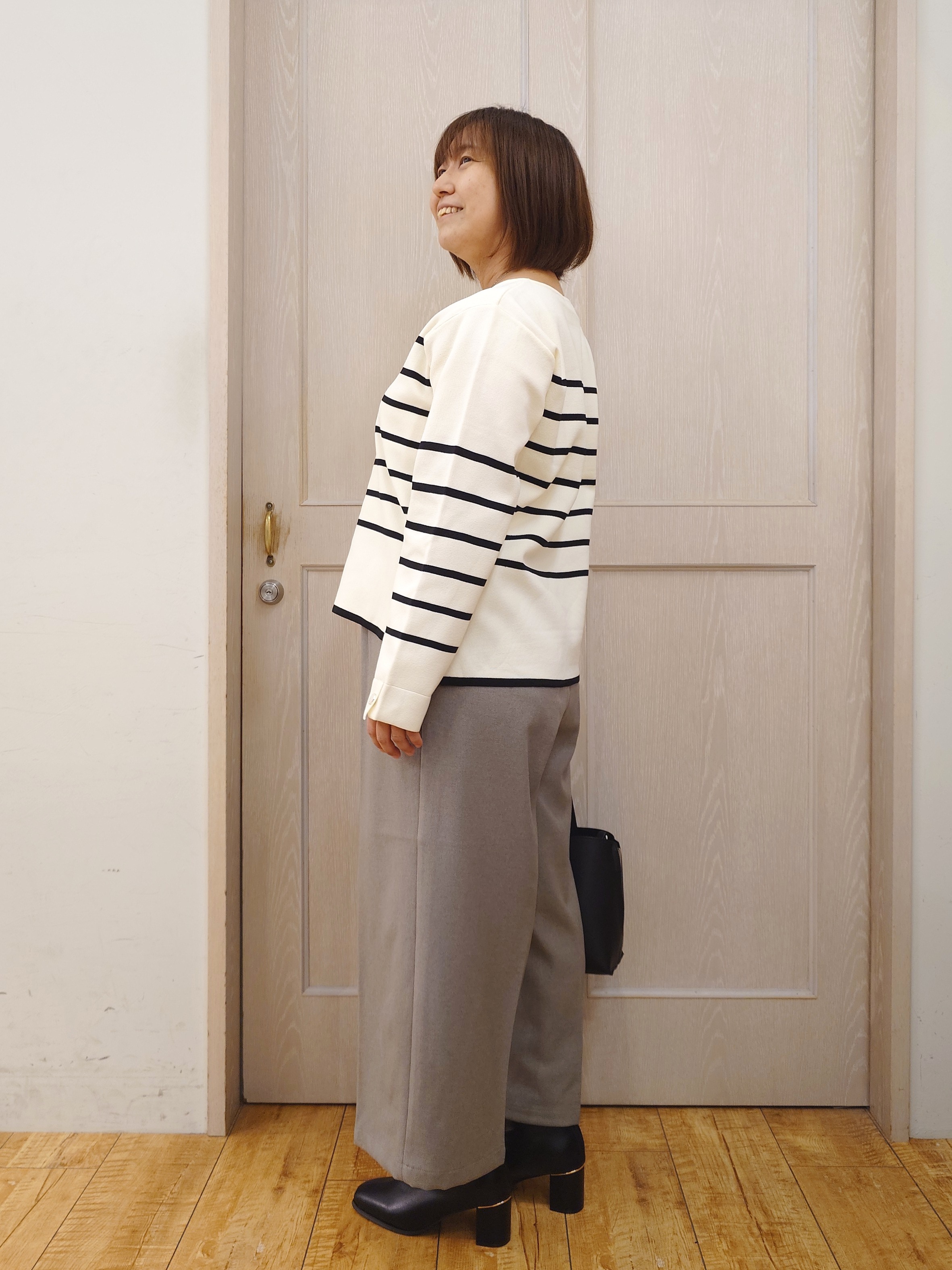 とろろさんの「SHOO･LA･RUE｜【洗濯機可/S-LL】抜け感ある着こなしに 金ボタン付き スポンディッシュ クルーネックニット」を使ったコーディネート