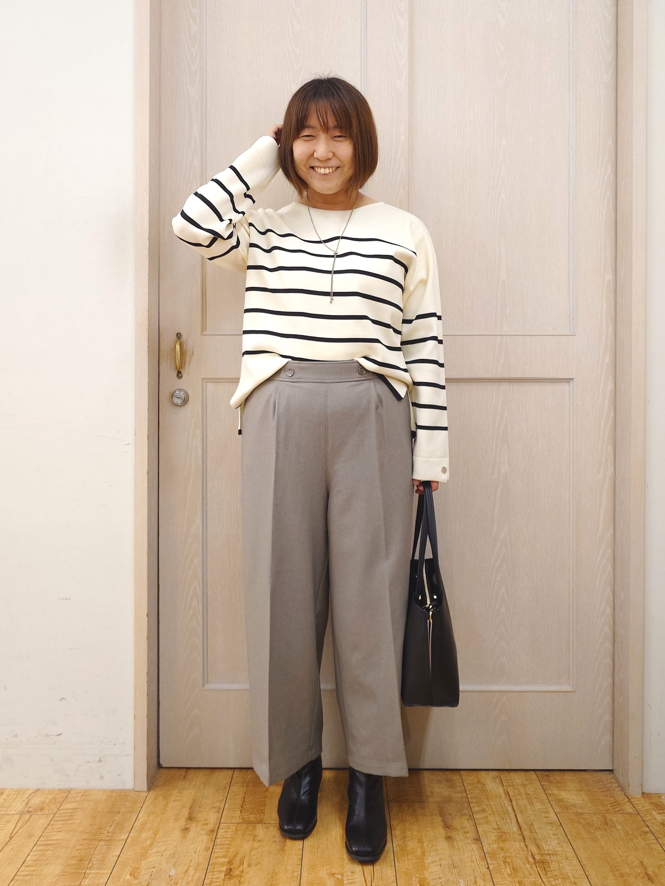 とろろさんの「SHOO･LA･RUE｜【洗濯機可/S-LL】抜け感ある着こなしに 金ボタン付き スポンディッシュ クルーネックニット」を使ったコーディネート