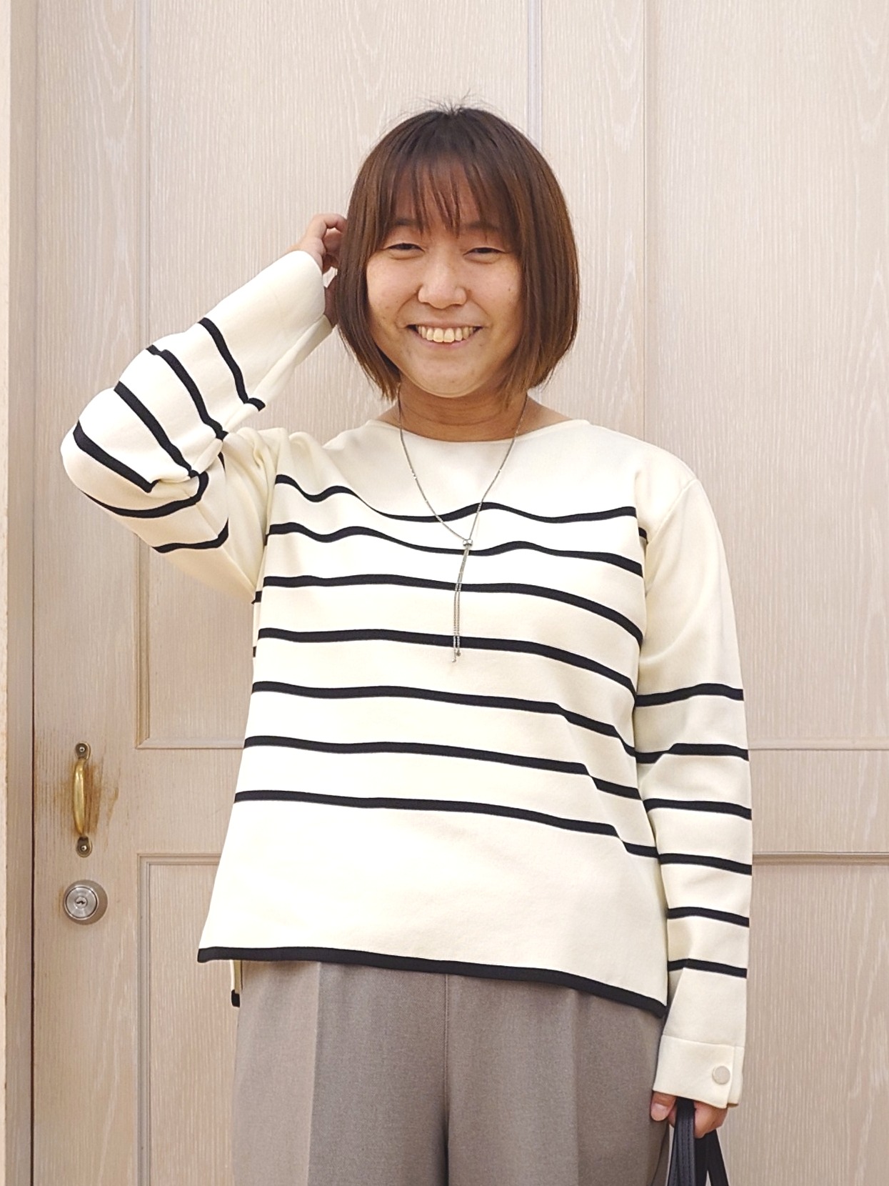 とろろさんの「SHOO･LA･RUE｜【洗濯機可/S-LL】抜け感ある着こなしに 金ボタン付き スポンディッシュ クルーネックニット」を使ったコーディネート
